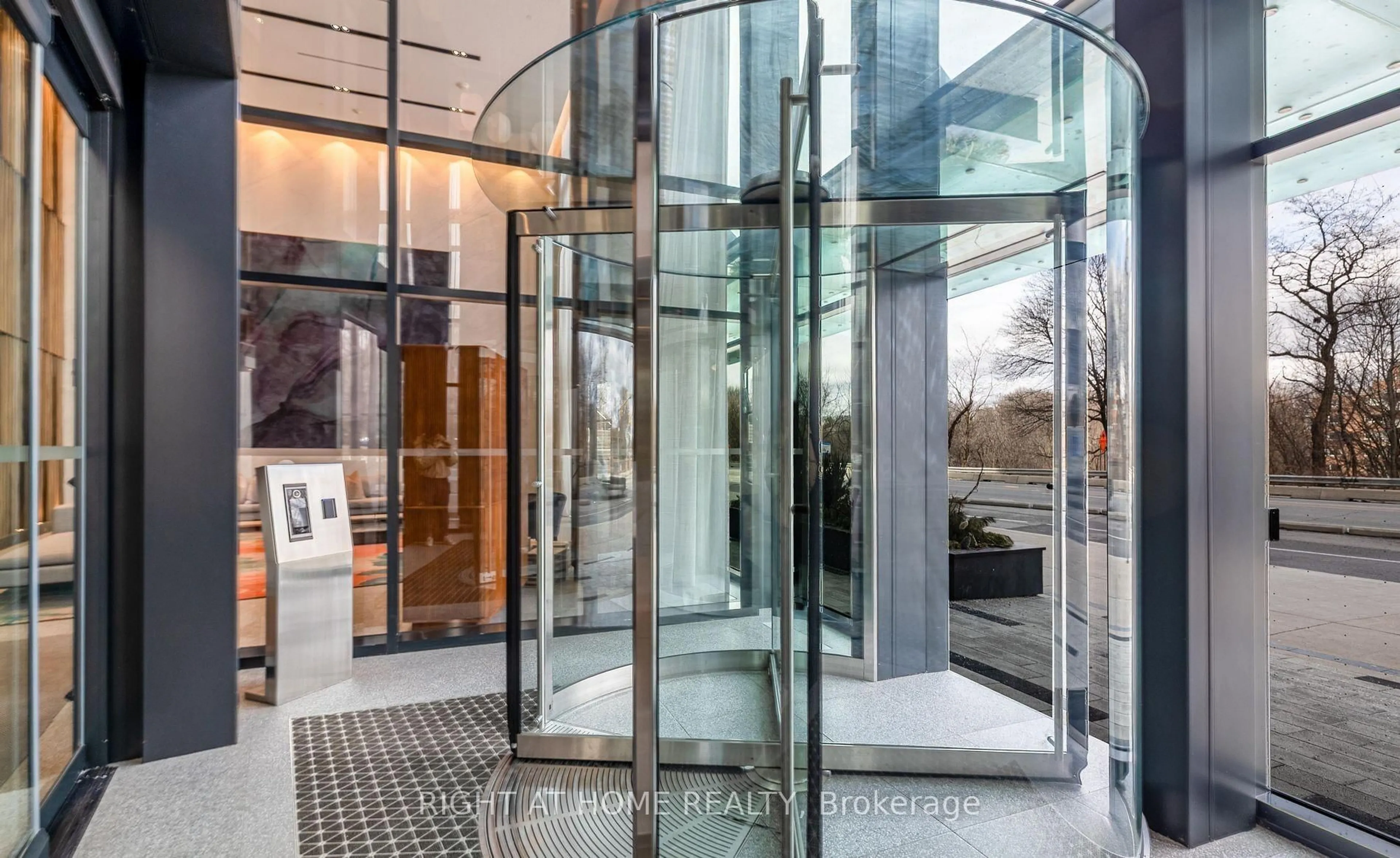 Indoor foyer for 585 Bloor St #419, Toronto Ontario M4W 0B3