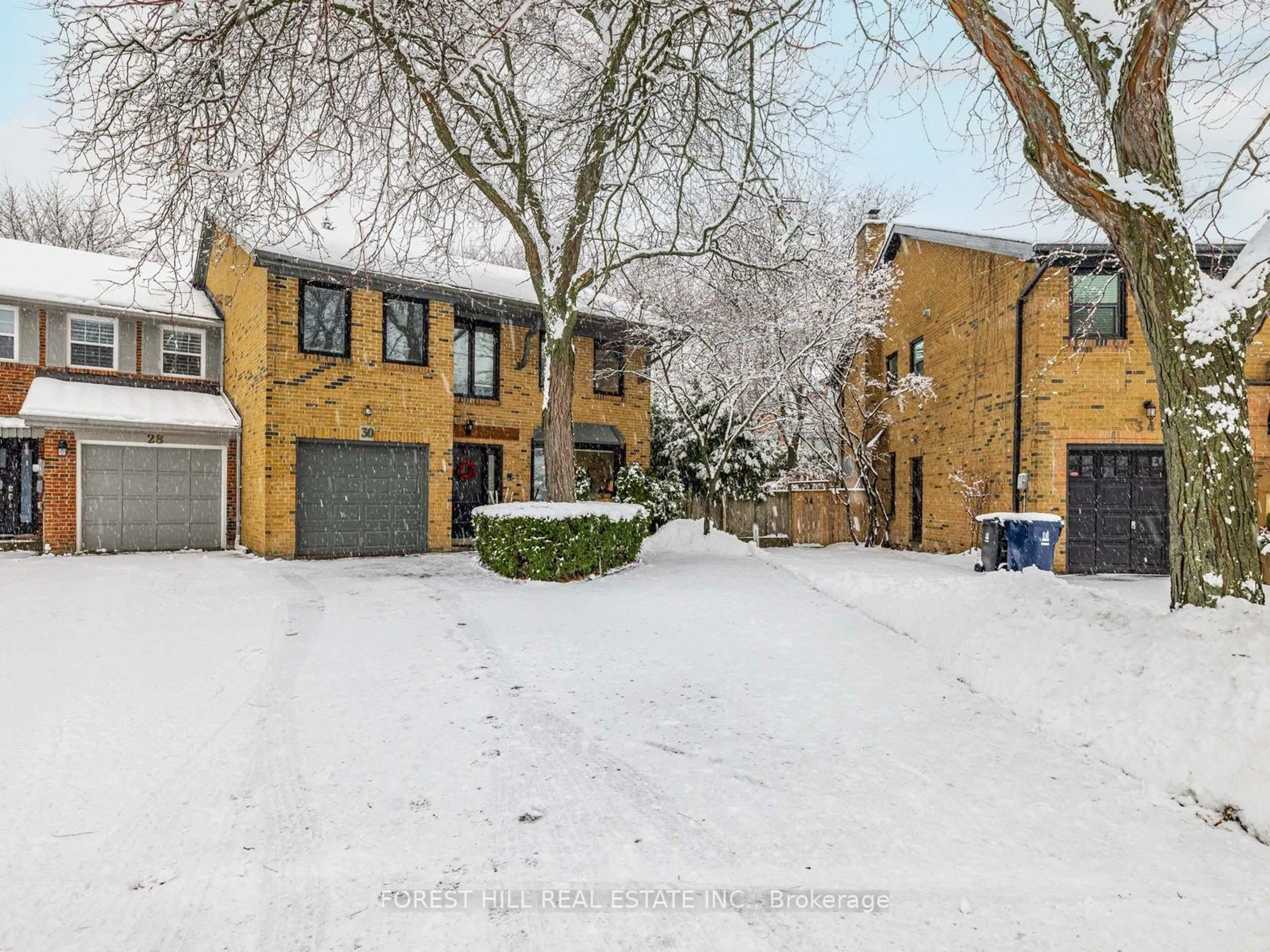 A pic from outside/outdoor area/front of a property/back of a property/a pic from drone, street for 30 Chiswell Cres, Toronto Ontario M2N 6E1