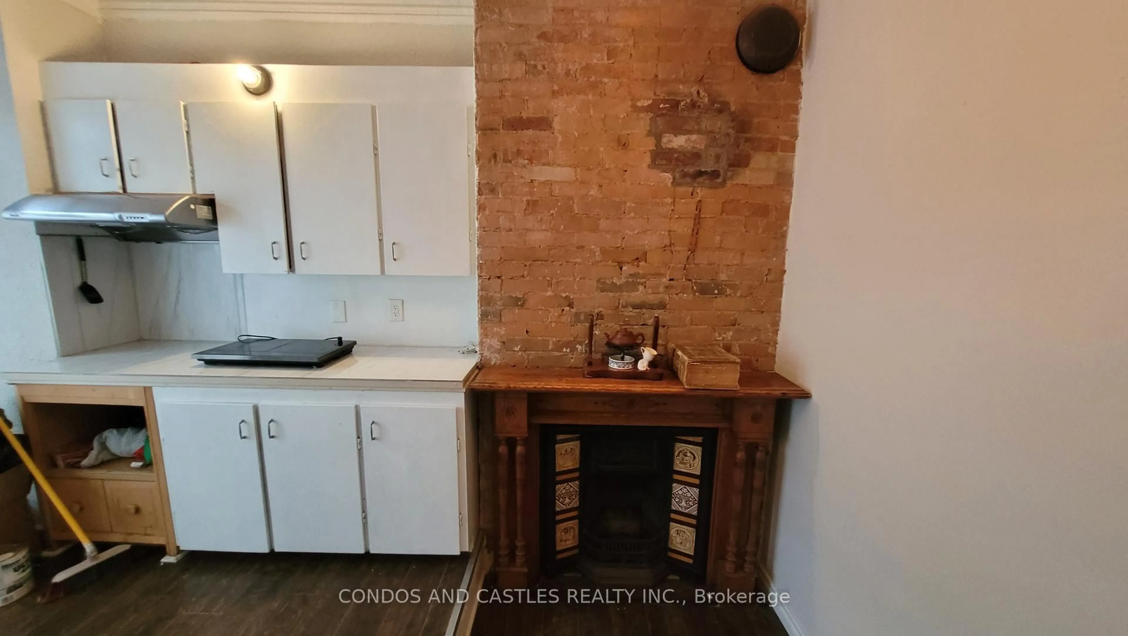 Standard kitchen, ceramic/tile floor for 469 Richmond St, Toronto Ontario M5A 1R1