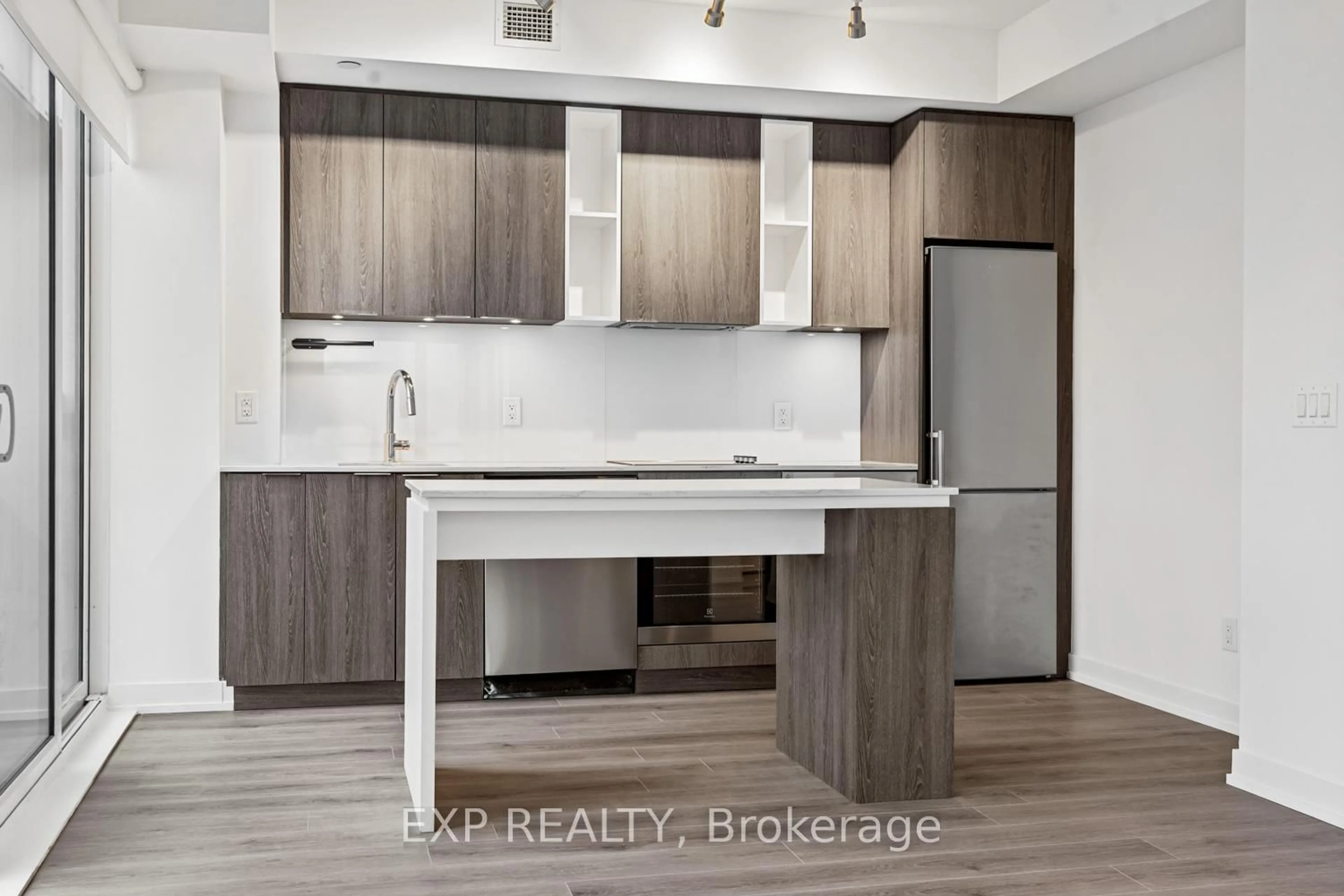 Open concept kitchen, wood/laminate floor for 200 Sackville St #1009, Toronto Ontario M5A 0C4