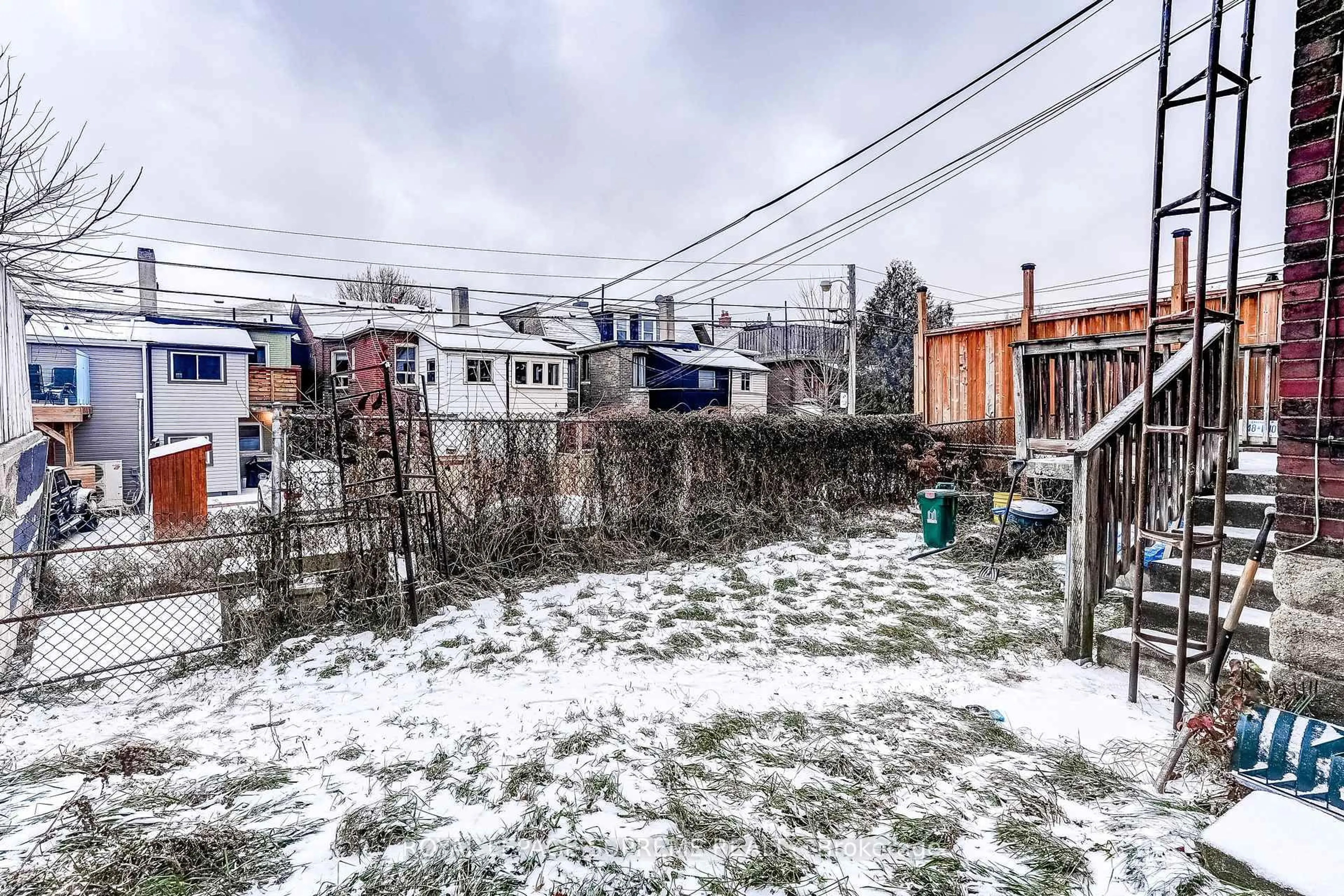 Patio, street for 1089 Davenport Rd, Toronto Ontario M6G 2C3