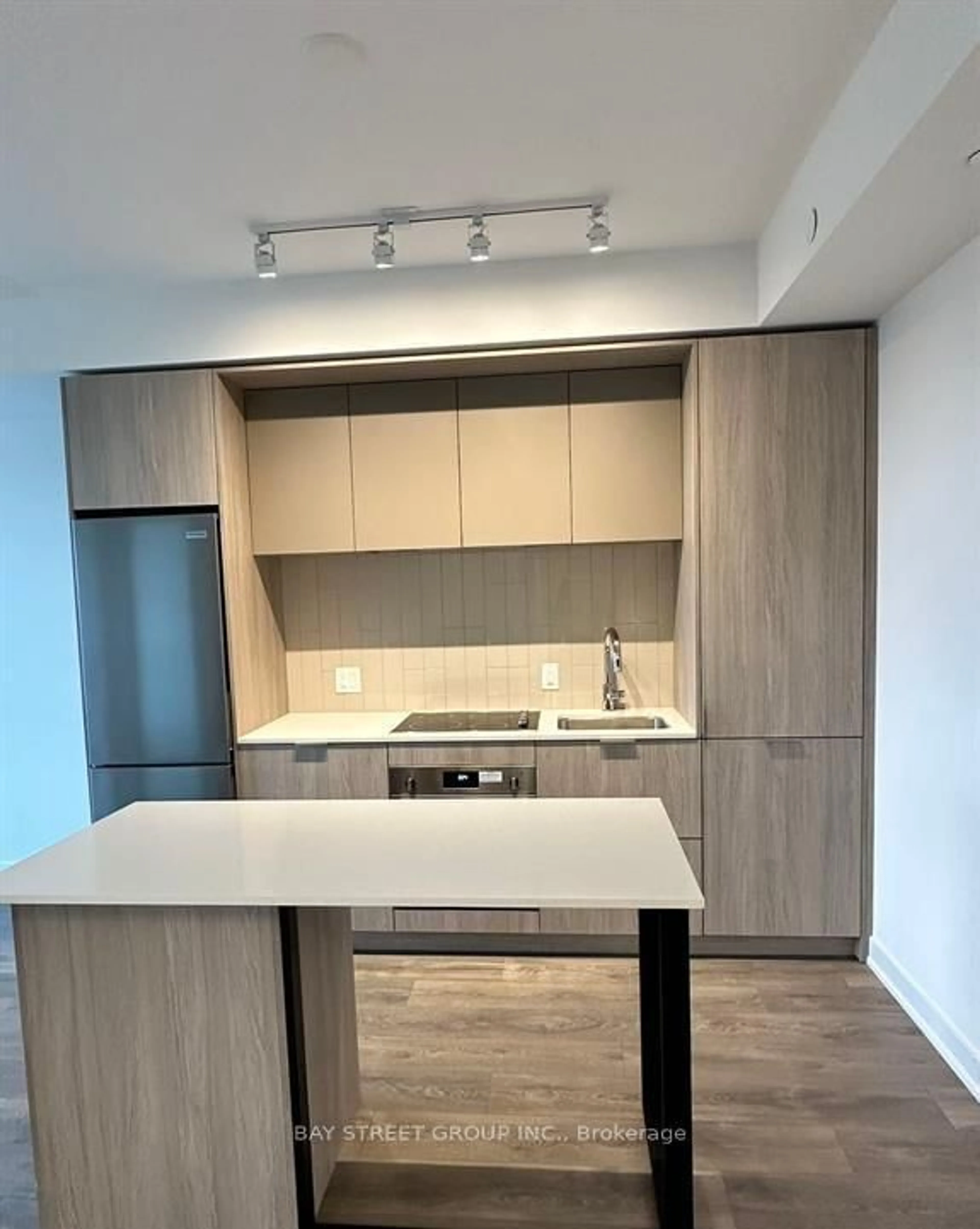 Open concept kitchen, wood/laminate floor for 130 River St #3101, Toronto Ontario M5A 0R8