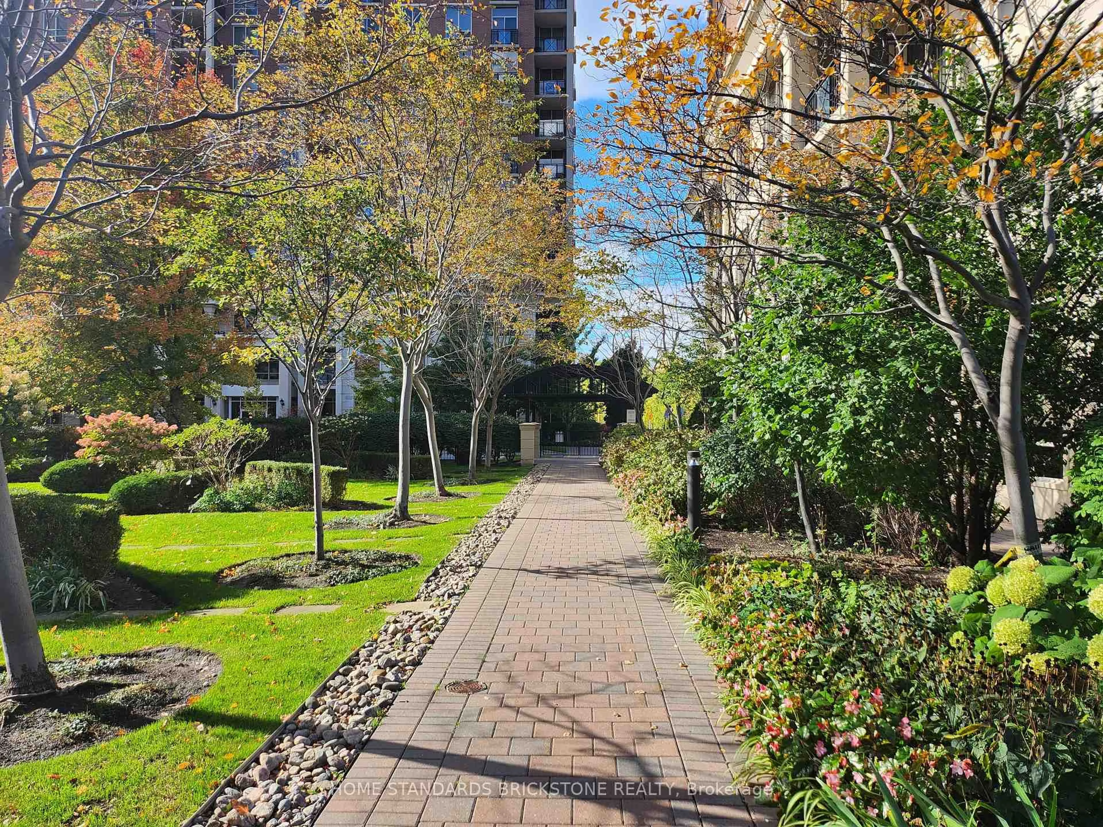 Patio, street for 1105 Leslie St #1106, Toronto Ontario M3C 4G9