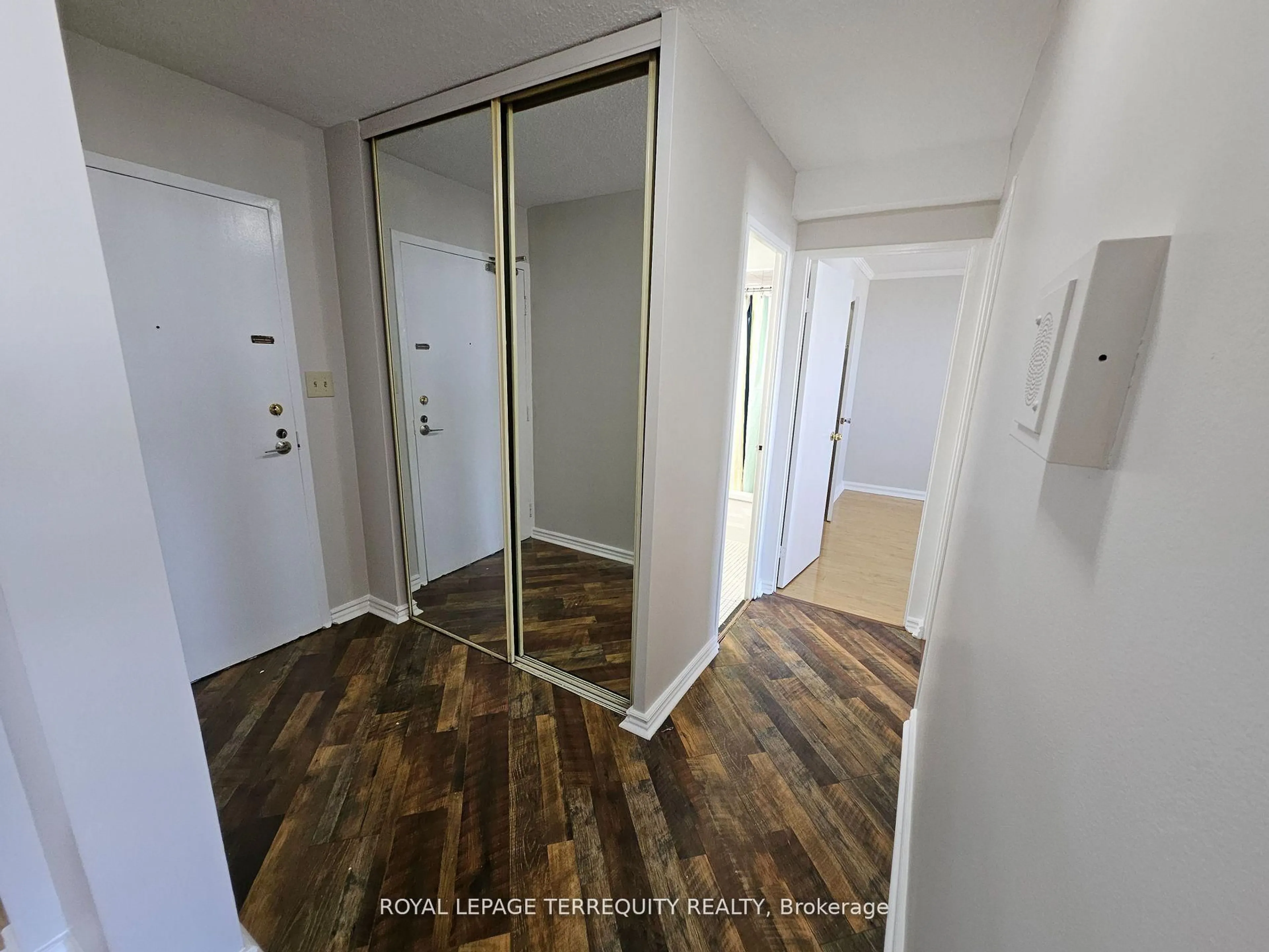 Indoor entryway for 5 Shady Gfwy #1402, Toronto Ontario M3C 3A5