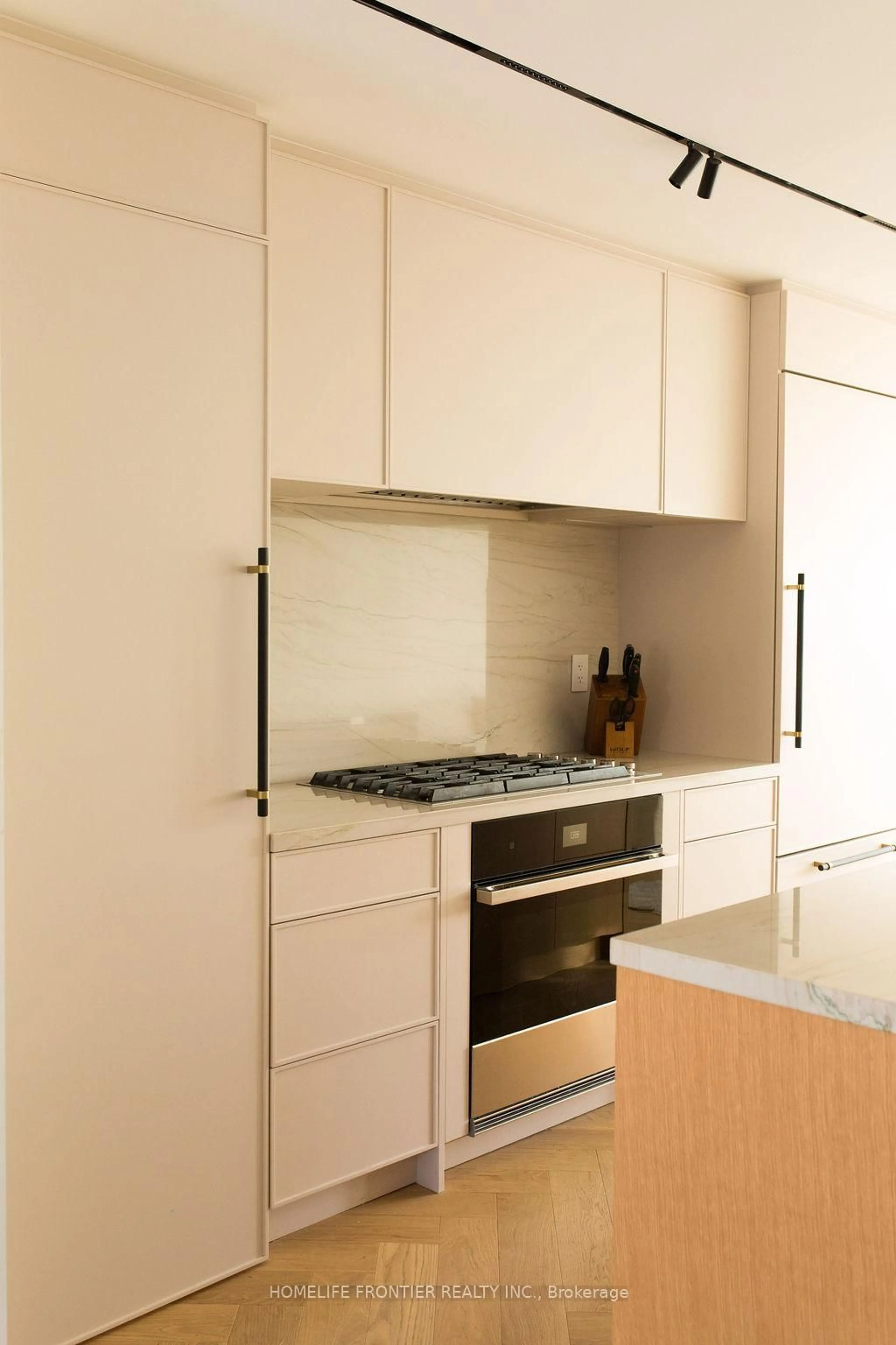 Standard kitchen, wood/laminate floor for 127 Glenvale Blvd, Toronto Ontario M4G 2W1