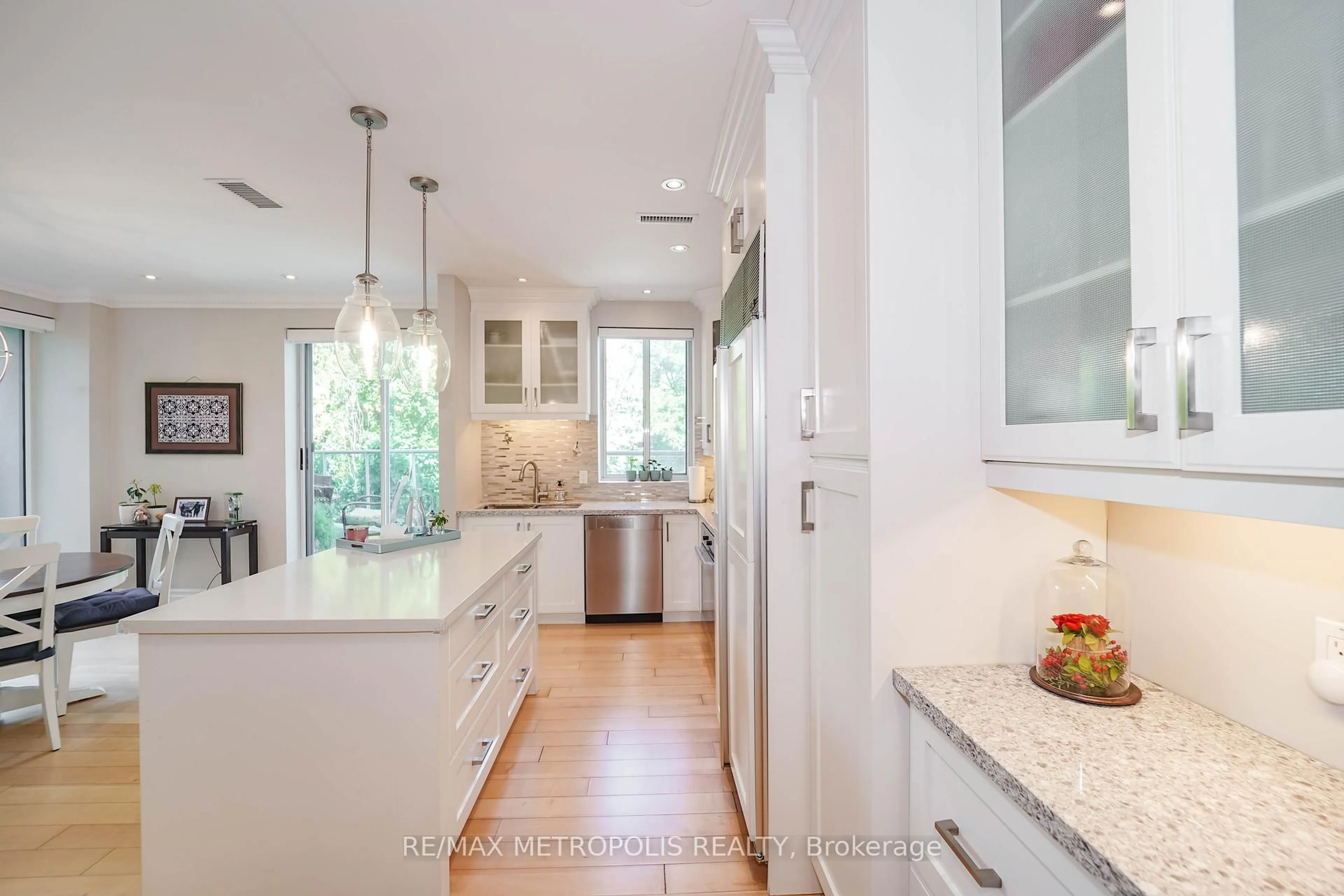 Contemporary kitchen, ceramic/tile floor for 1 Watergarden Way #201, Toronto Ontario M2K 2Z7