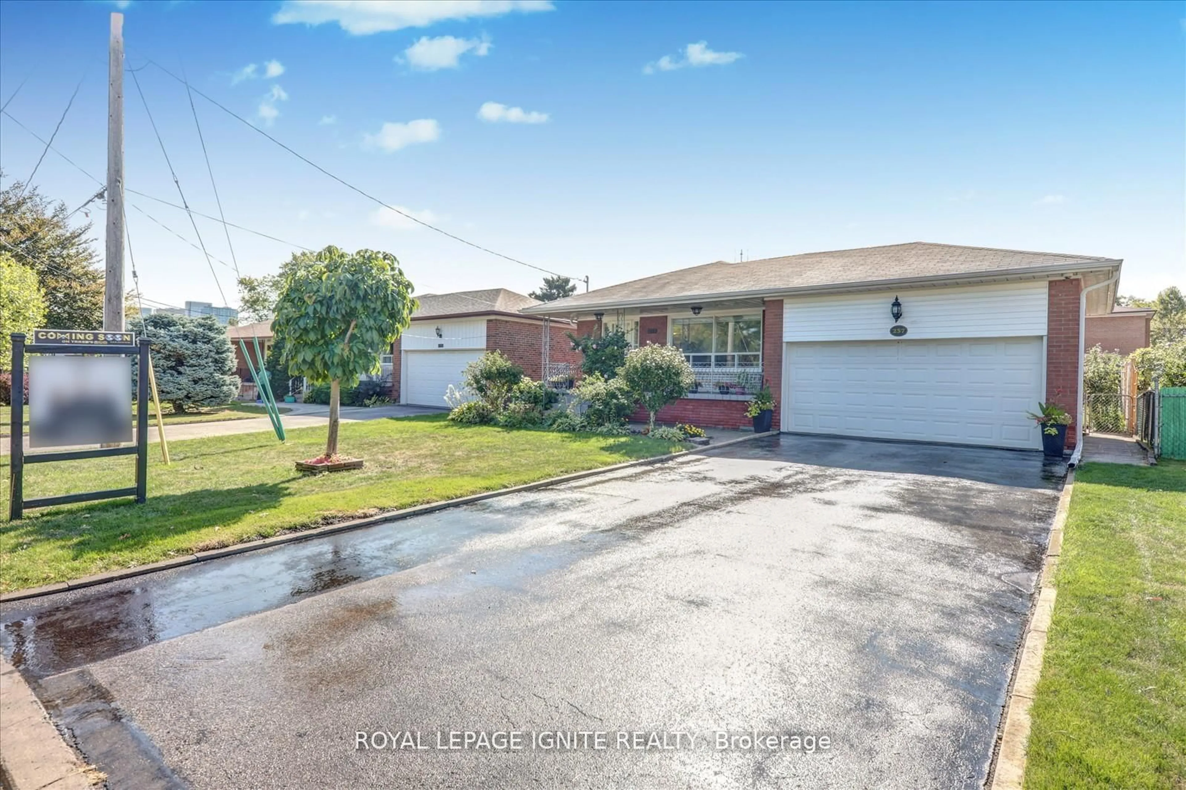 A pic from outside/outdoor area/front of a property/back of a property/a pic from drone, street for 237 Blake Ave, Toronto Ontario M2M 1B8