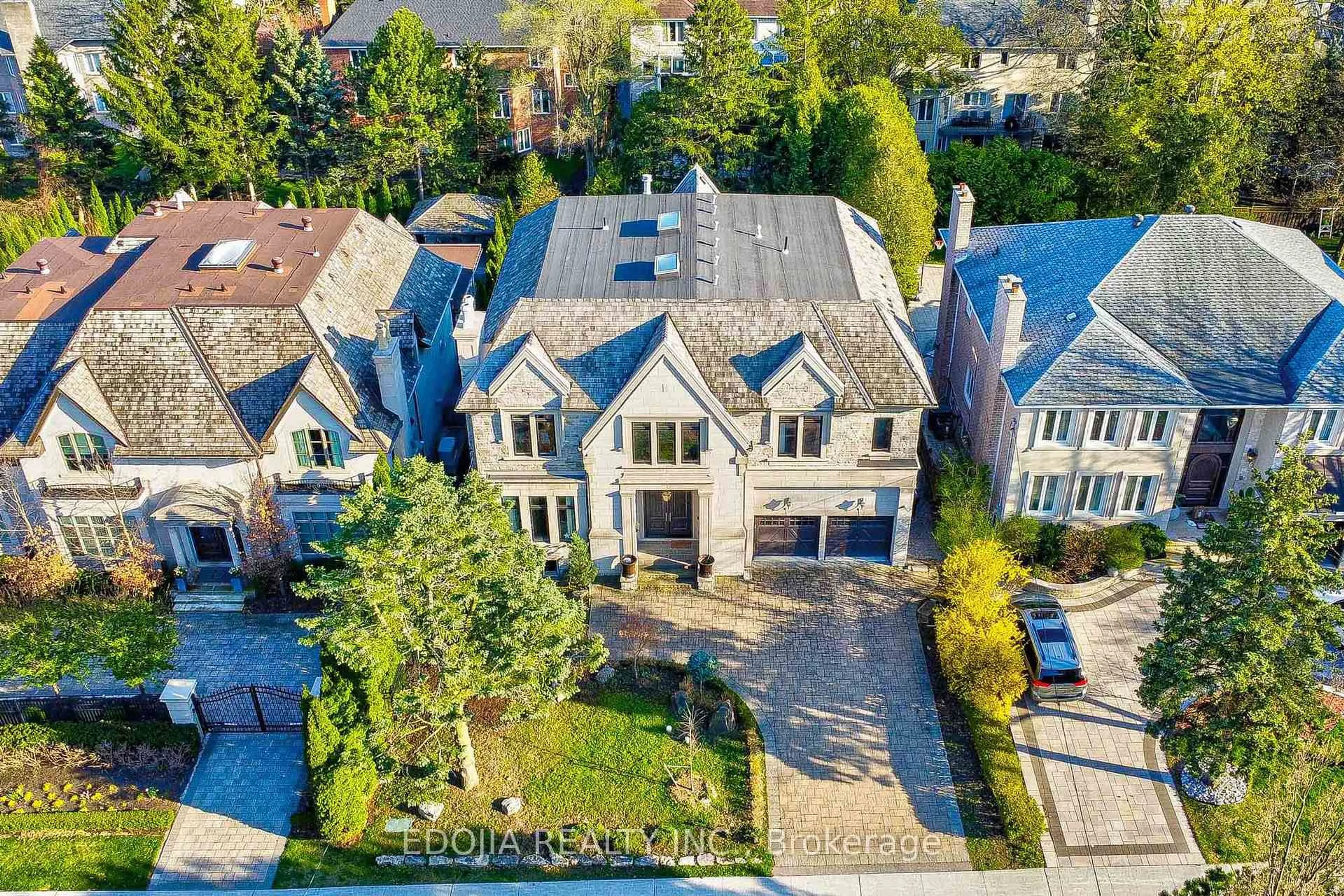 A pic from outside/outdoor area/front of a property/back of a property/a pic from drone, street for 141 Highland Cres, Toronto Ontario M2L 1H2