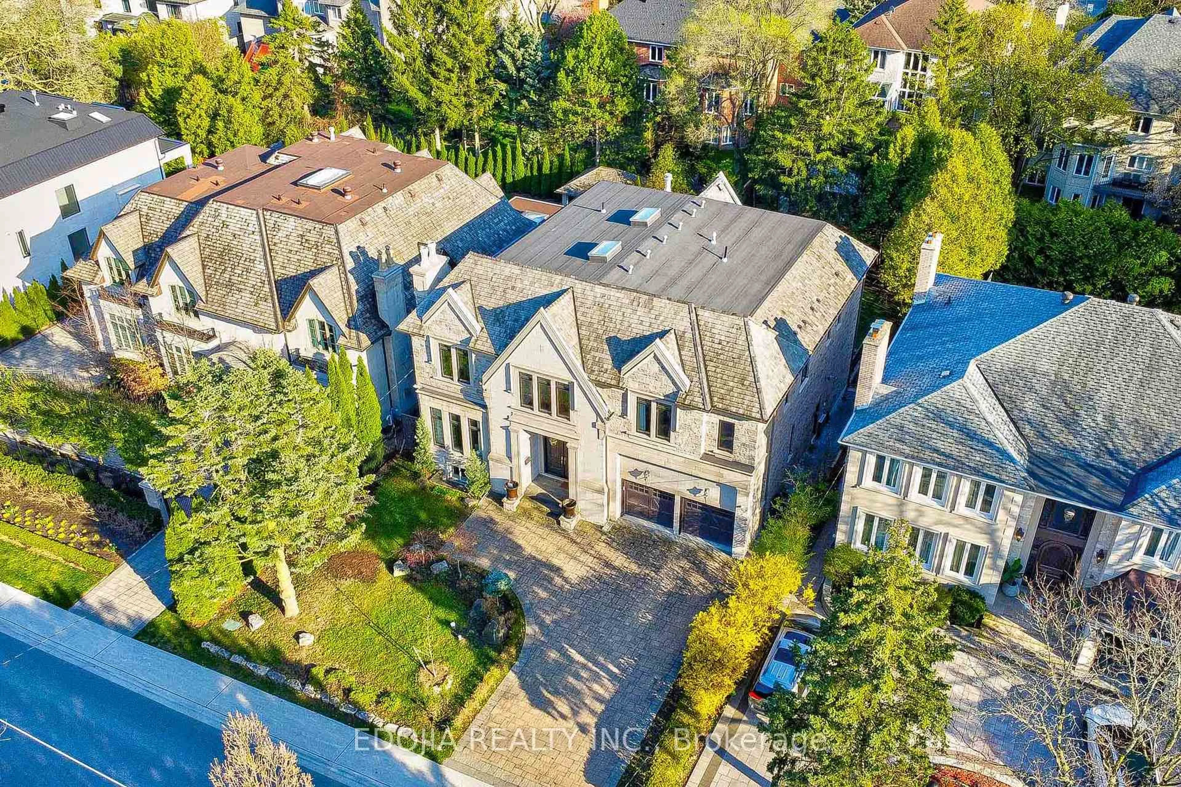 A pic from outside/outdoor area/front of a property/back of a property/a pic from drone, street for 141 Highland Cres, Toronto Ontario M2L 1H2