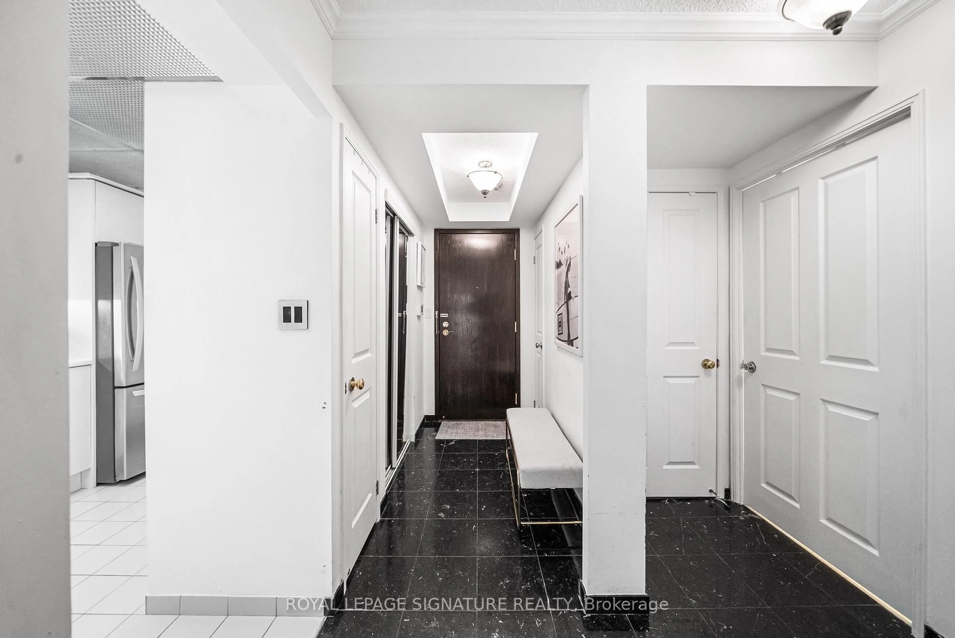 Indoor foyer for 18 Hollywood Ave #206, Toronto Ontario M2N 6P5
