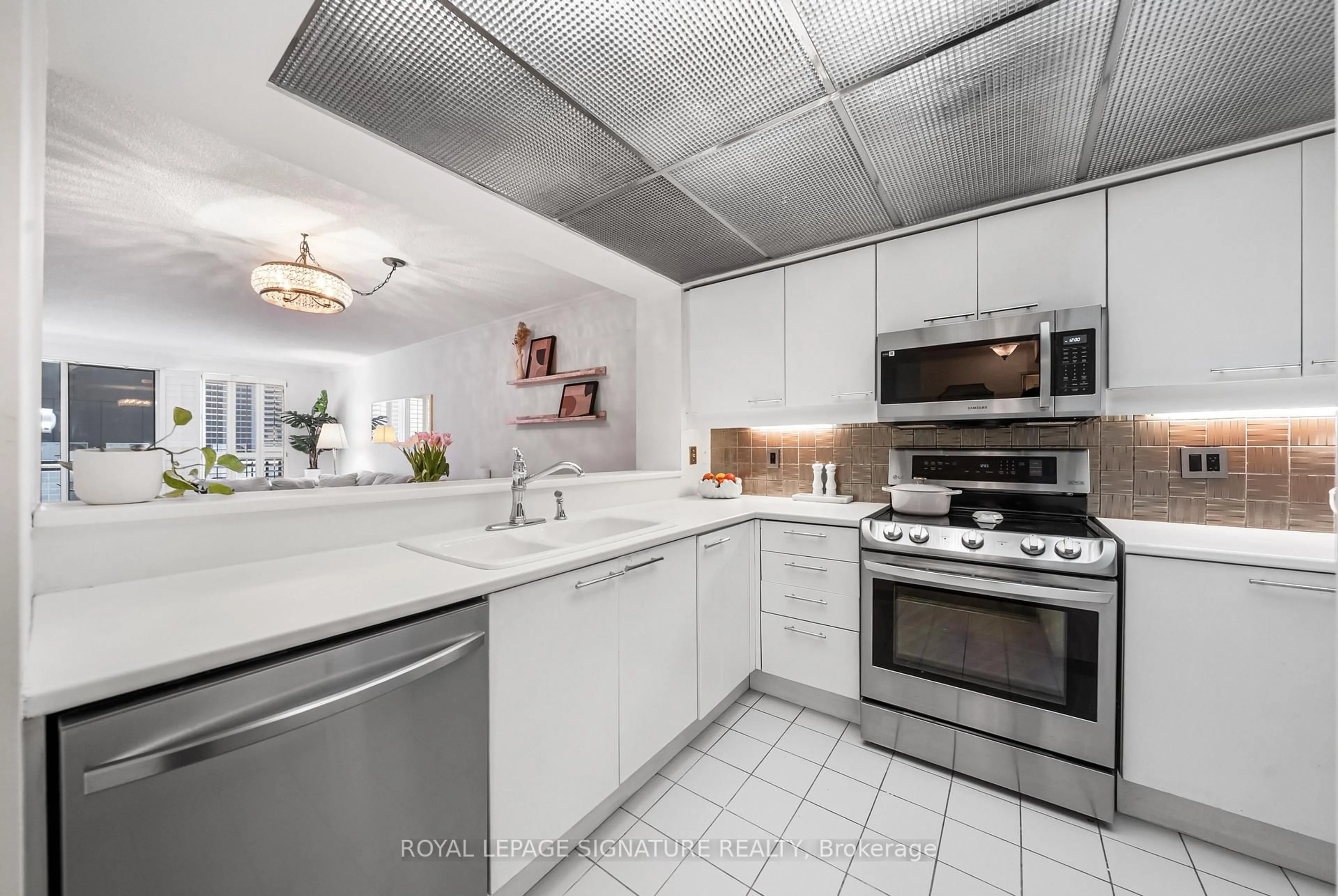 Unknown for 18 Hollywood Ave #206, Toronto Ontario M2N 6P5