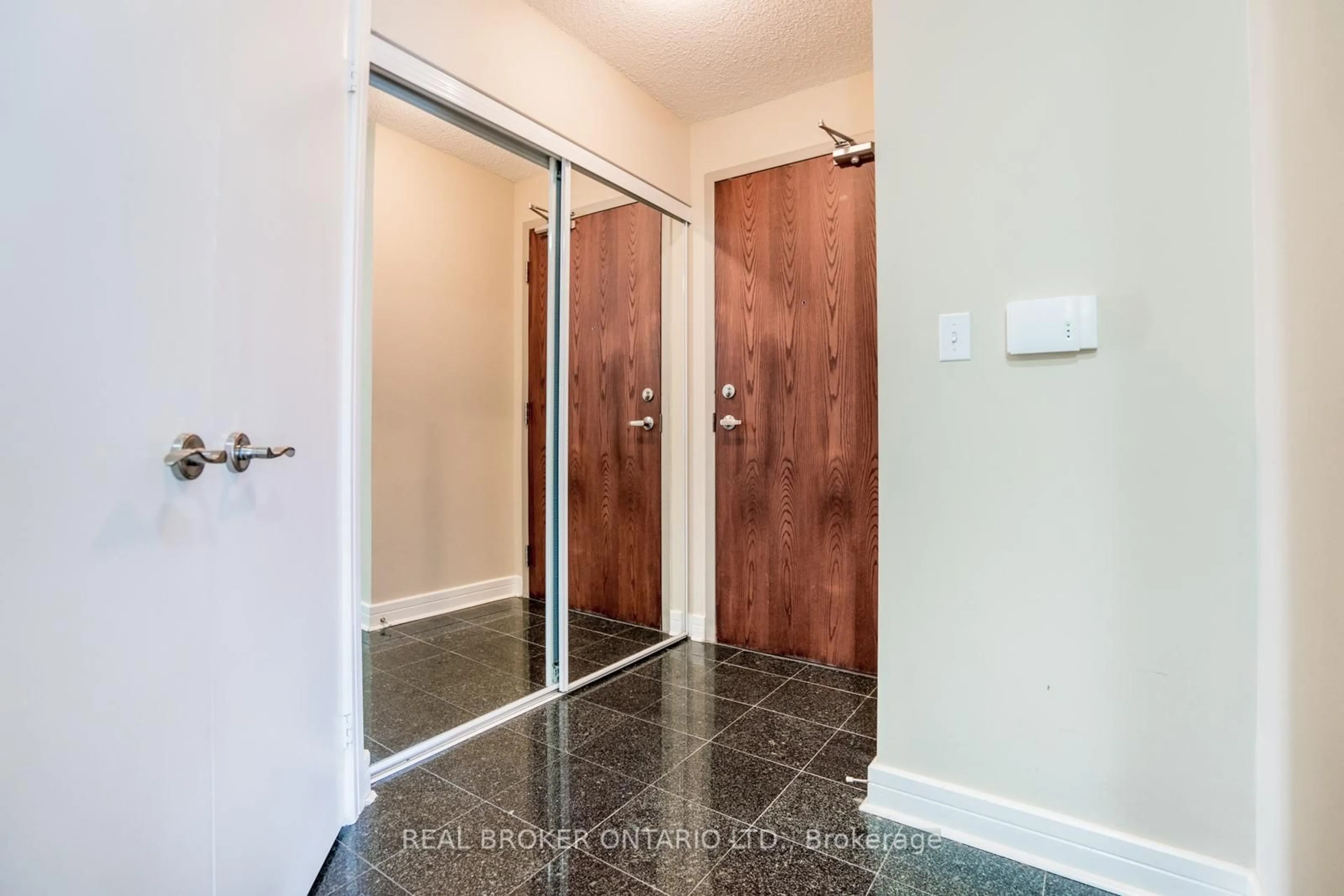 Indoor entryway for 16 Harrison Garden Blvd #504, Toronto Ontario M2N 7J7