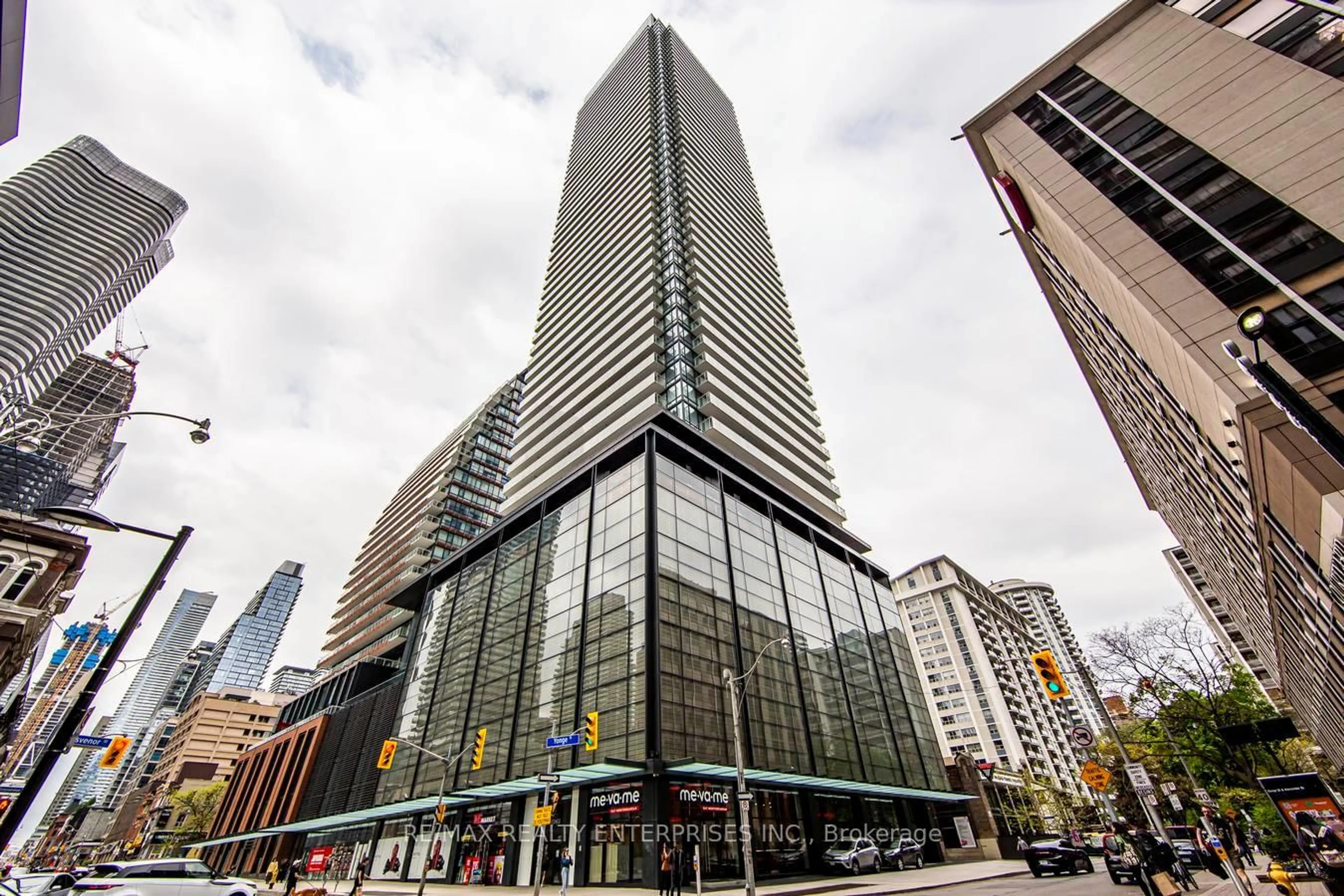 Indoor foyer for 501 Yonge St #1401, Toronto Ontario M4Y 1Y4