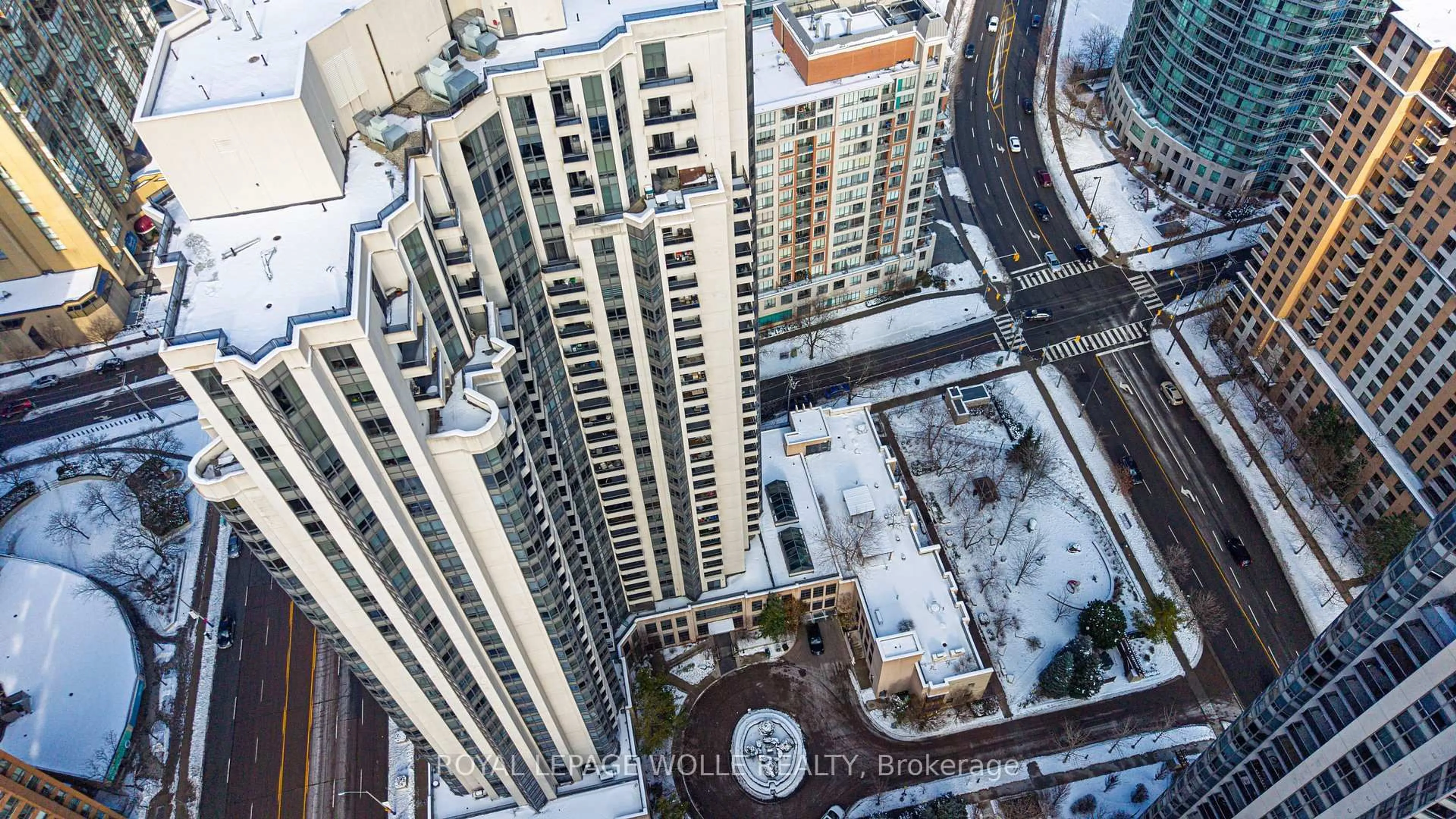 A pic from outside/outdoor area/front of a property/back of a property/a pic from drone, city buildings view from balcony for 500 Doris Ave #2123, Toronto Ontario N2N 5R6