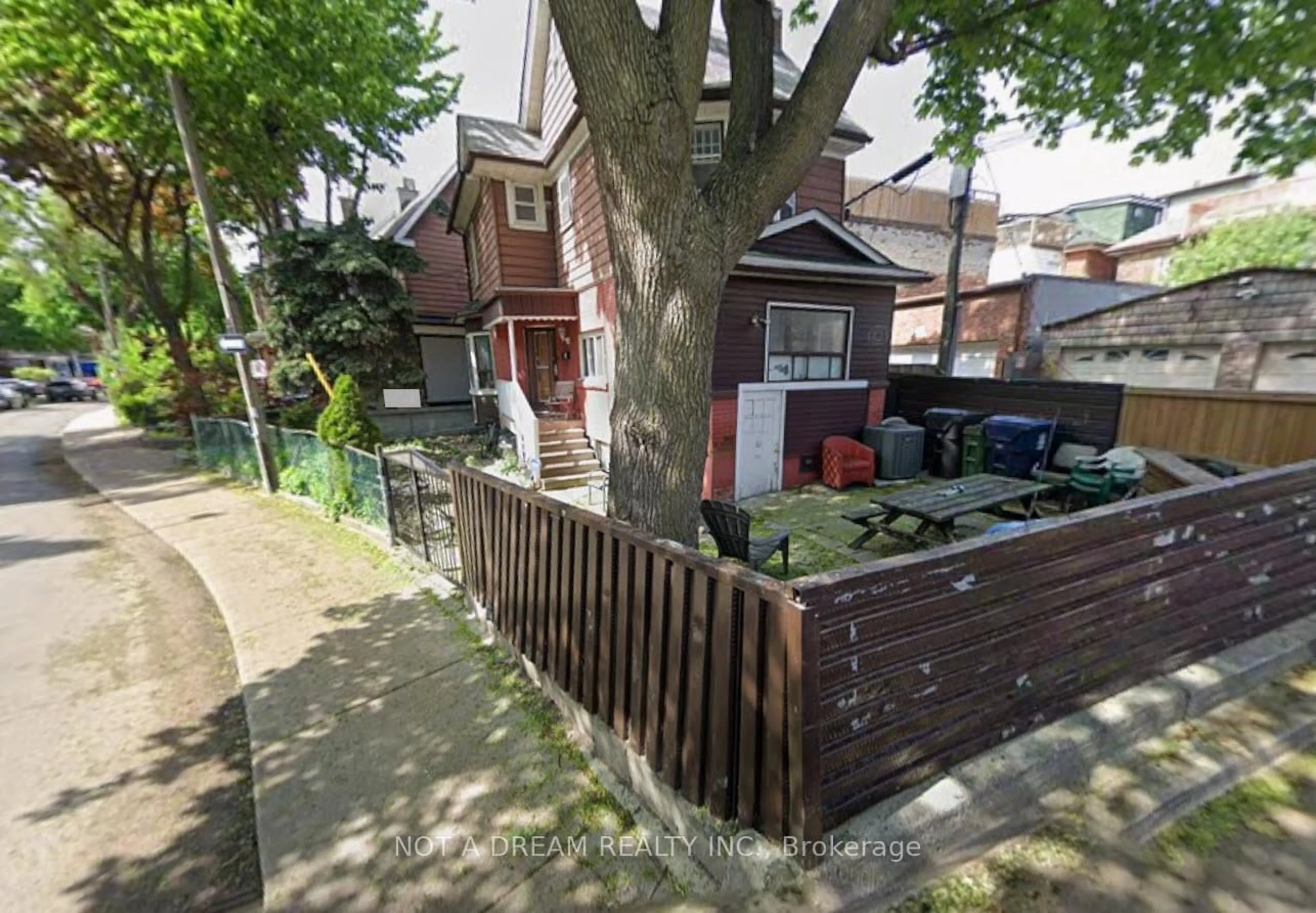 A pic from outside/outdoor area/front of a property/back of a property/a pic from drone, street for 415 Crawford St, Toronto Ontario M6G 3J7