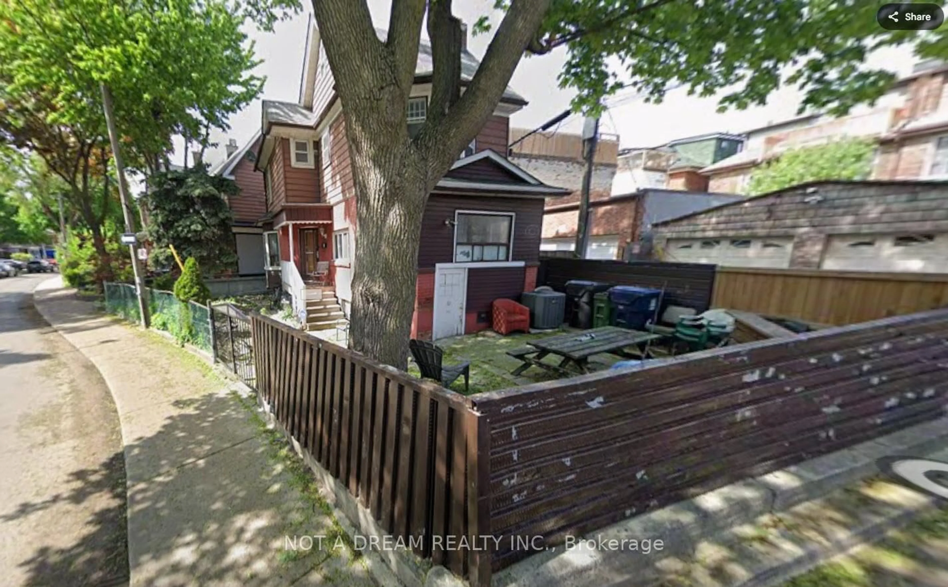 Unknown for 415 Crawford St, Toronto Ontario M6G 3J7