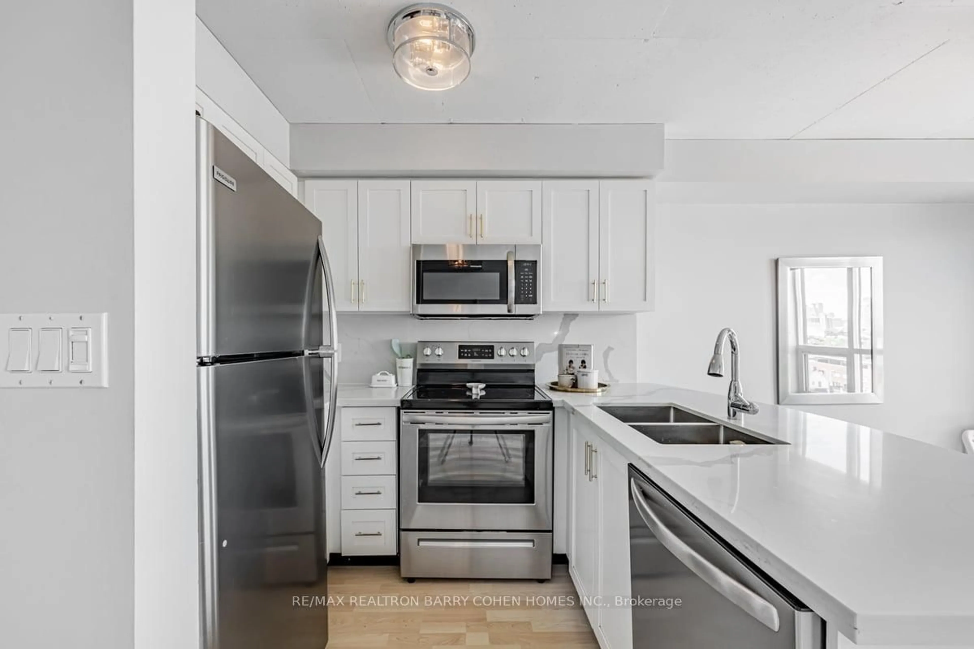 Standard kitchen, ceramic/tile floor for 800 King St #PH 803, Toronto Ontario M5V 3M7