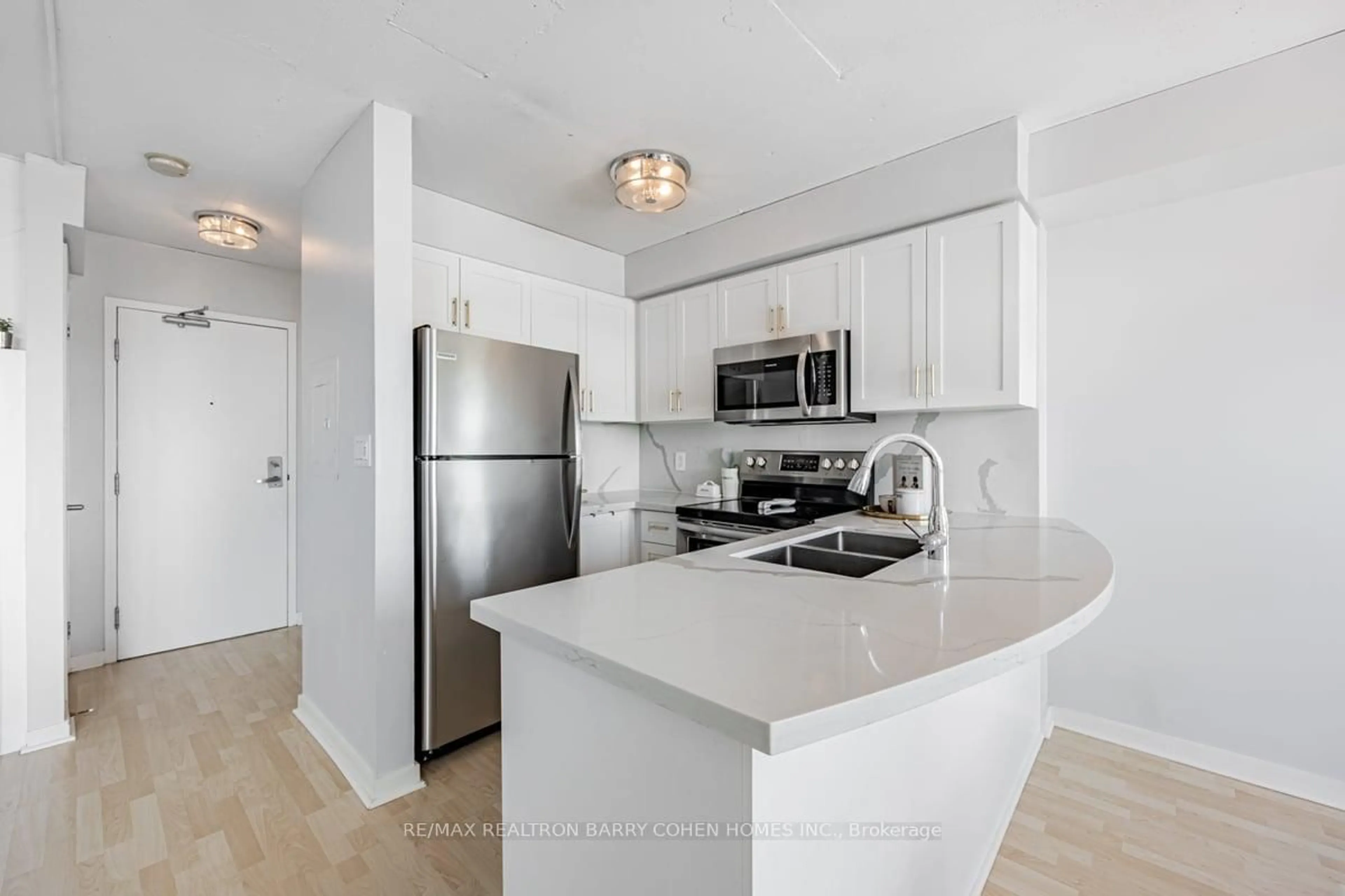 Standard kitchen, unknown for 800 King St #PH 803, Toronto Ontario M5V 3M7