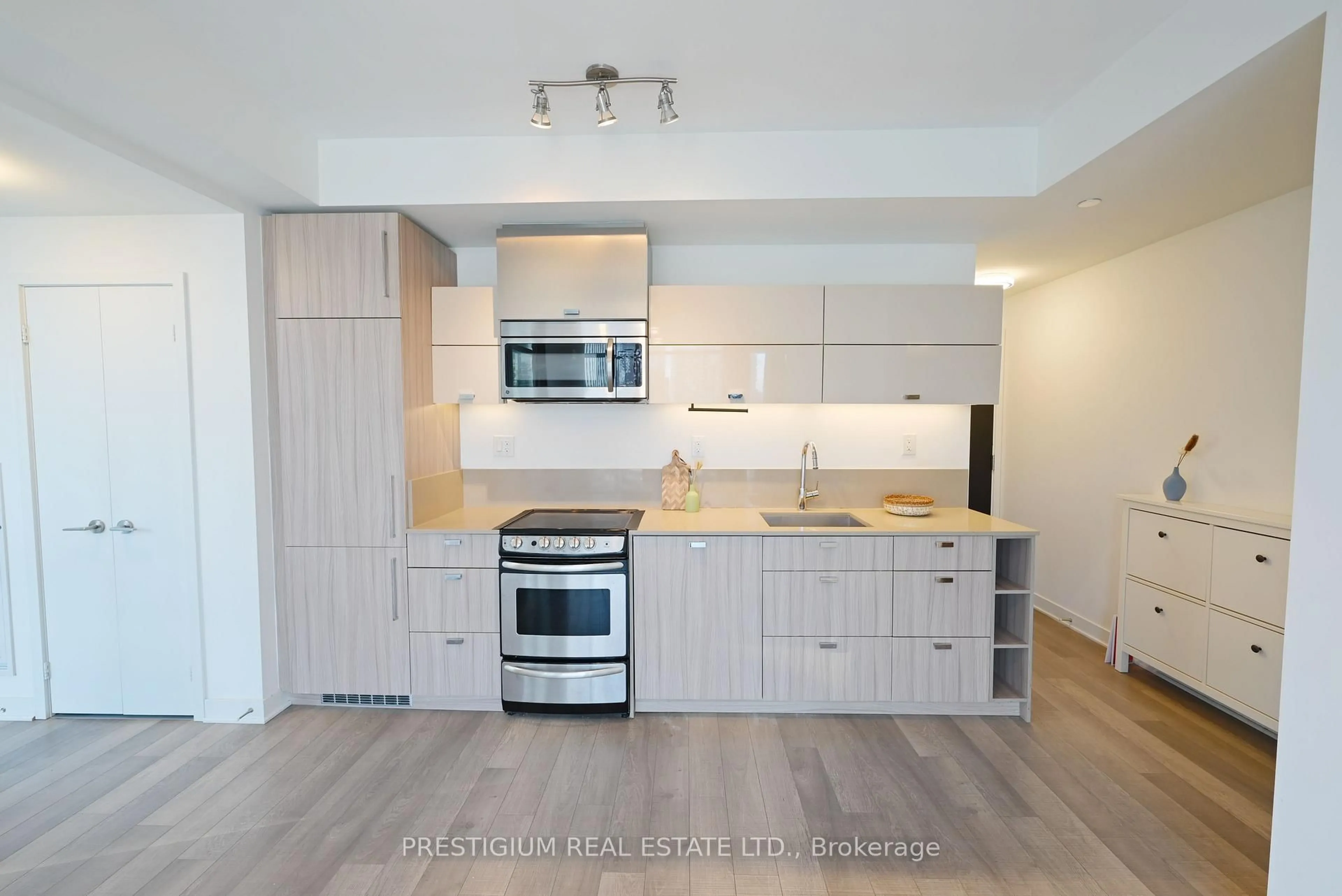 Standard kitchen, wood/laminate floor for 290 Adelaide St #1910, Toronto Ontario M5V 0P3