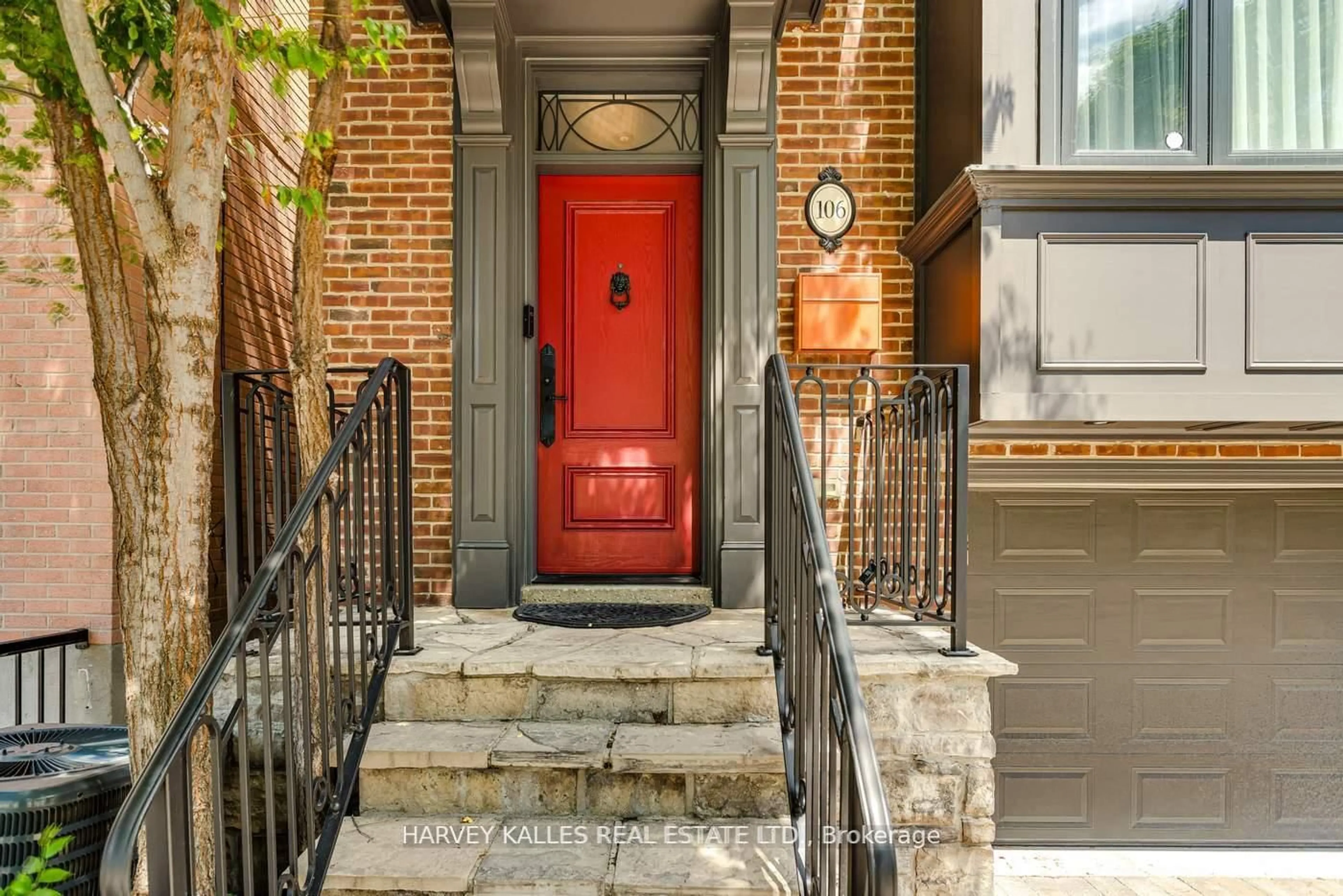 Indoor entryway for 106 Belmont St, Toronto Ontario M5R 1P8