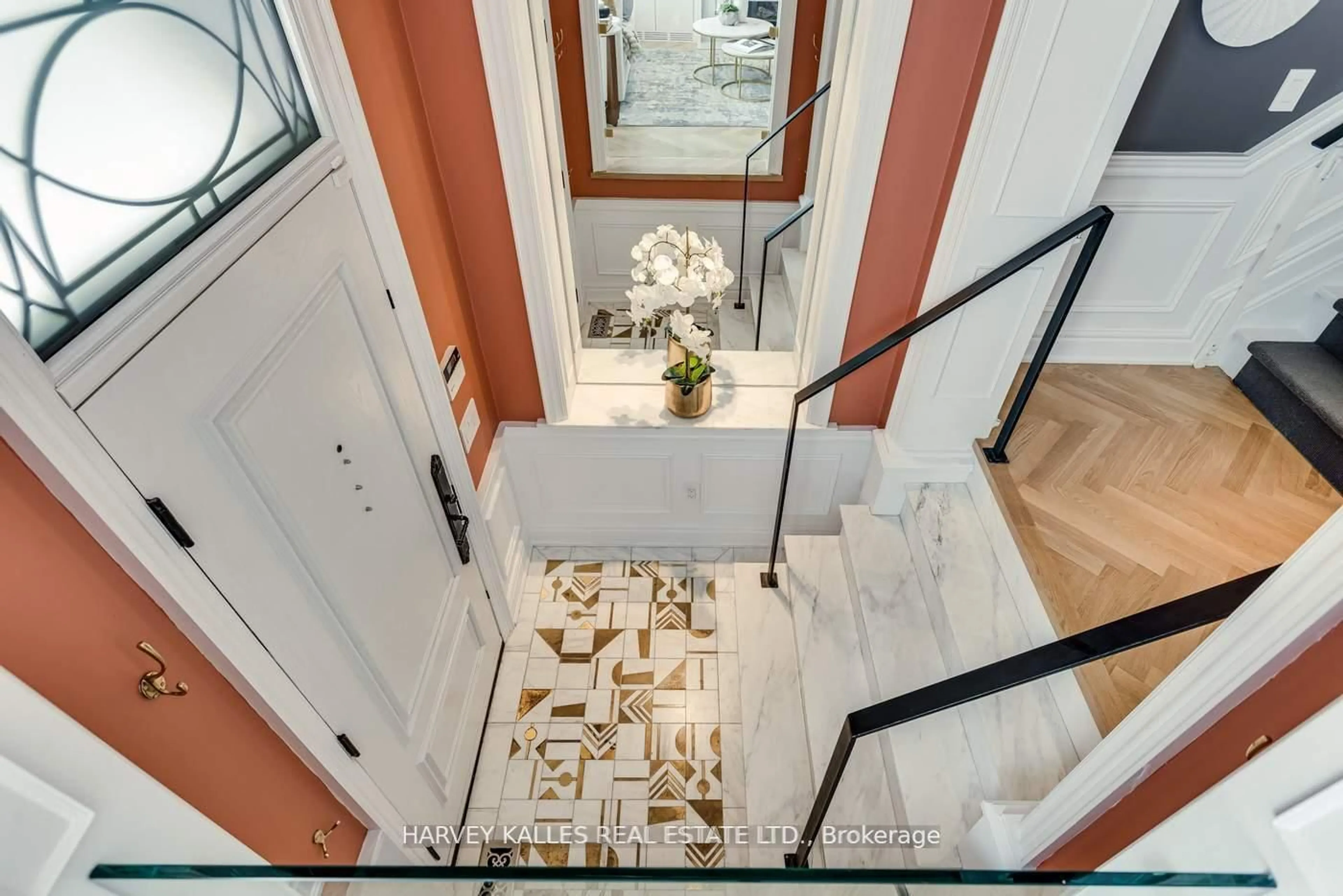 Indoor foyer for 106 Belmont St, Toronto Ontario M5R 1P8
