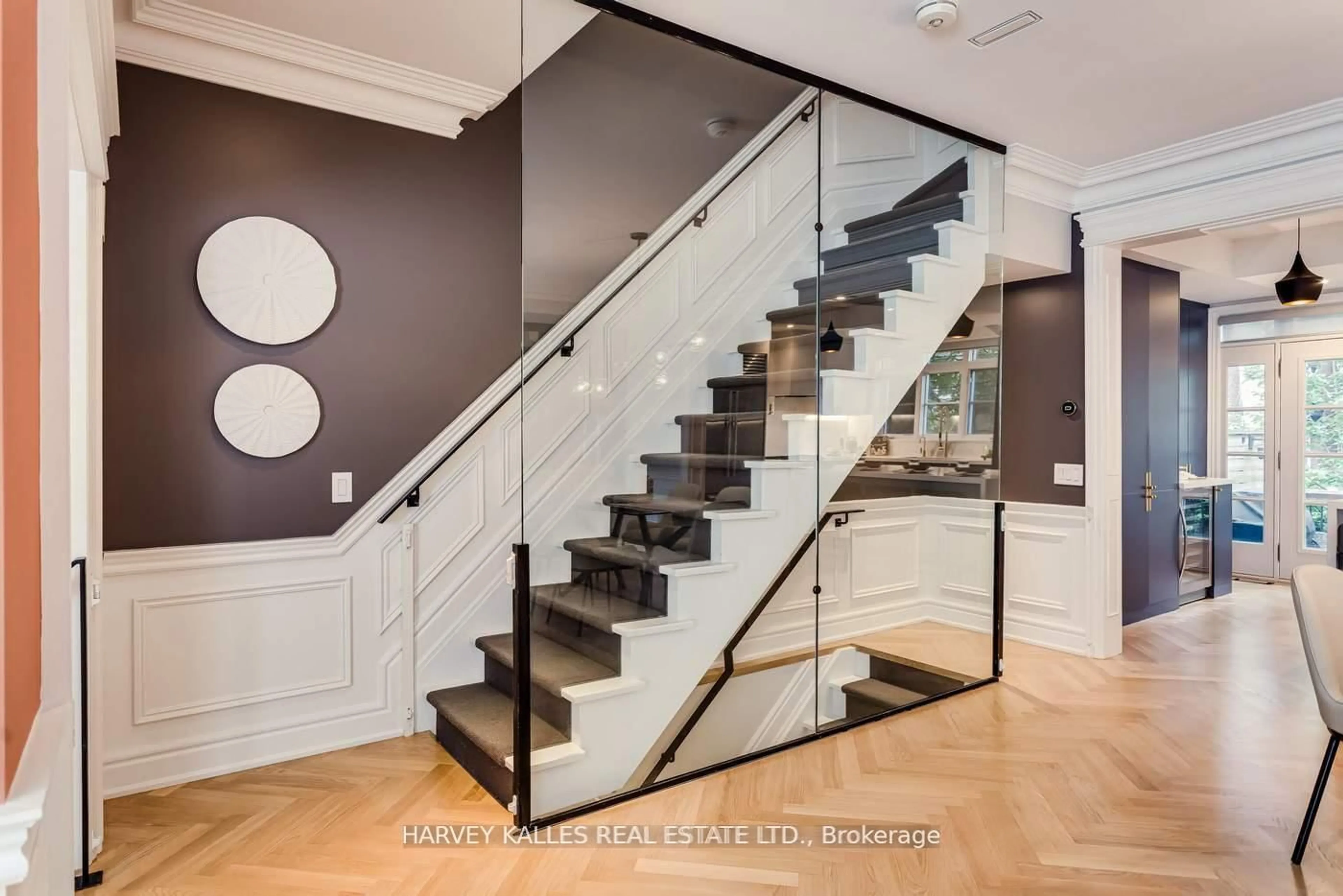 Stairs for 106 Belmont St, Toronto Ontario M5R 1P8