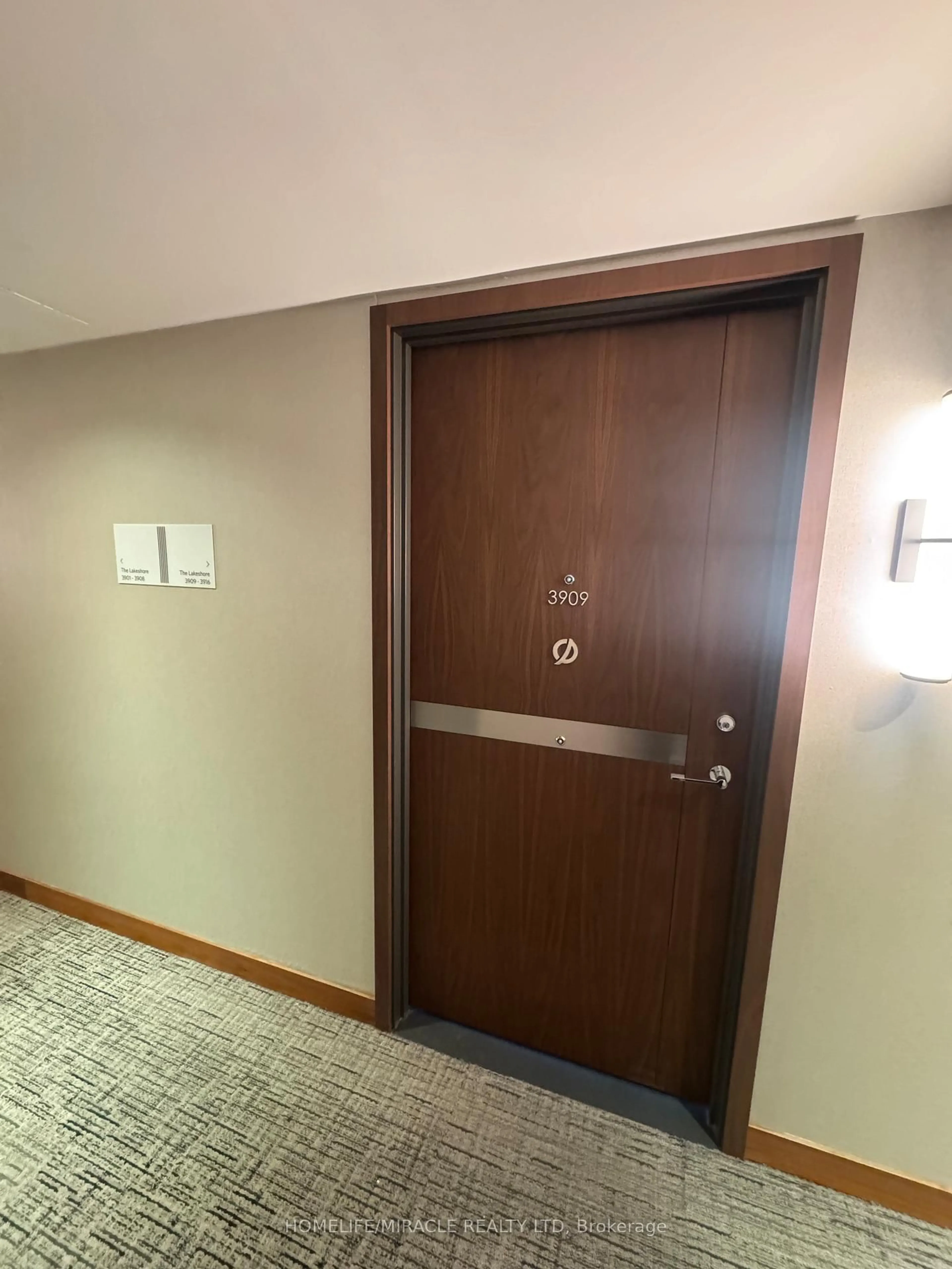 Indoor foyer for 19 Bathurst St #3909, Toronto Ontario M5V 0N2