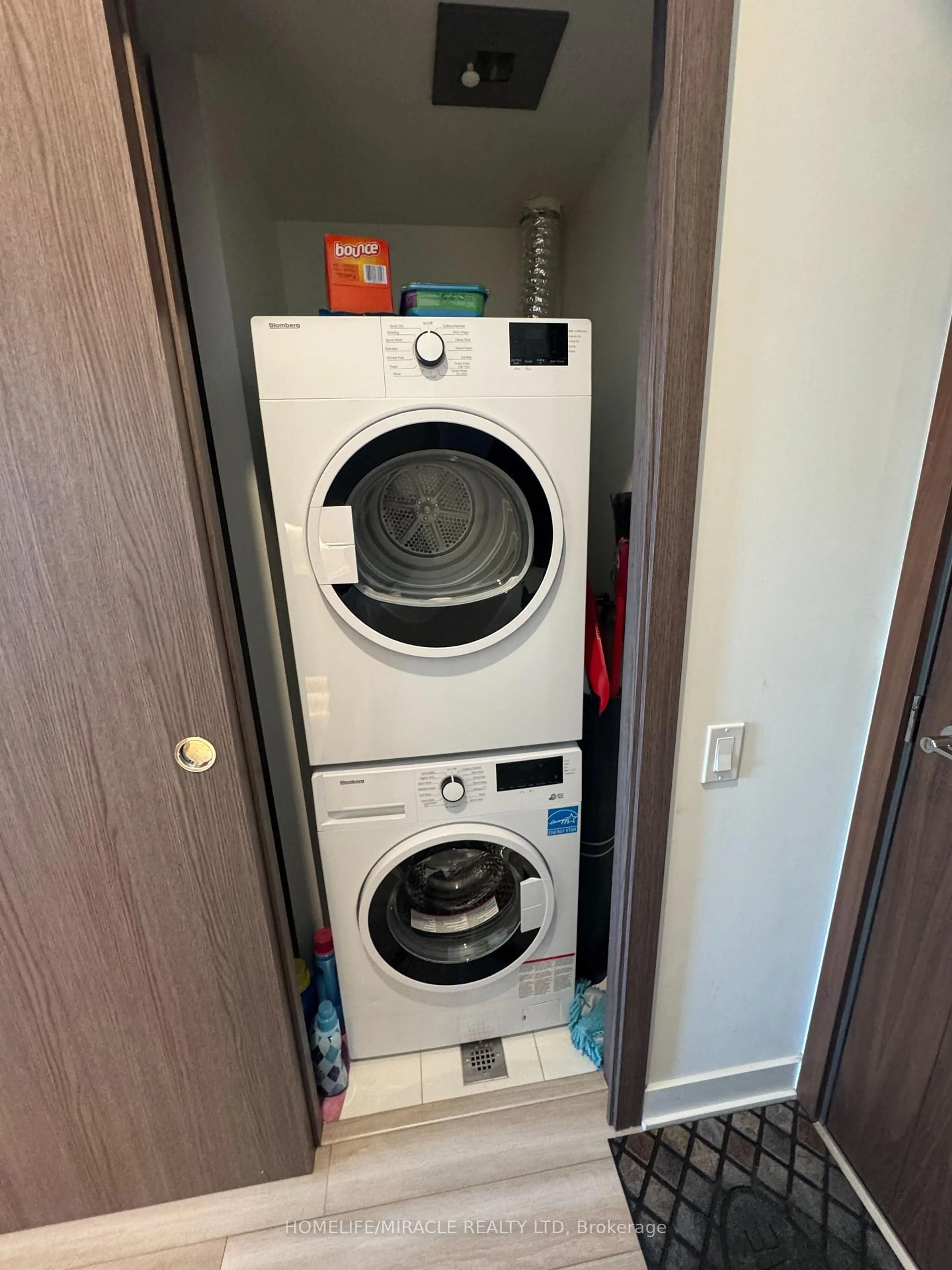 Laundry room for 19 Bathurst St #3909, Toronto Ontario M5V 0N2