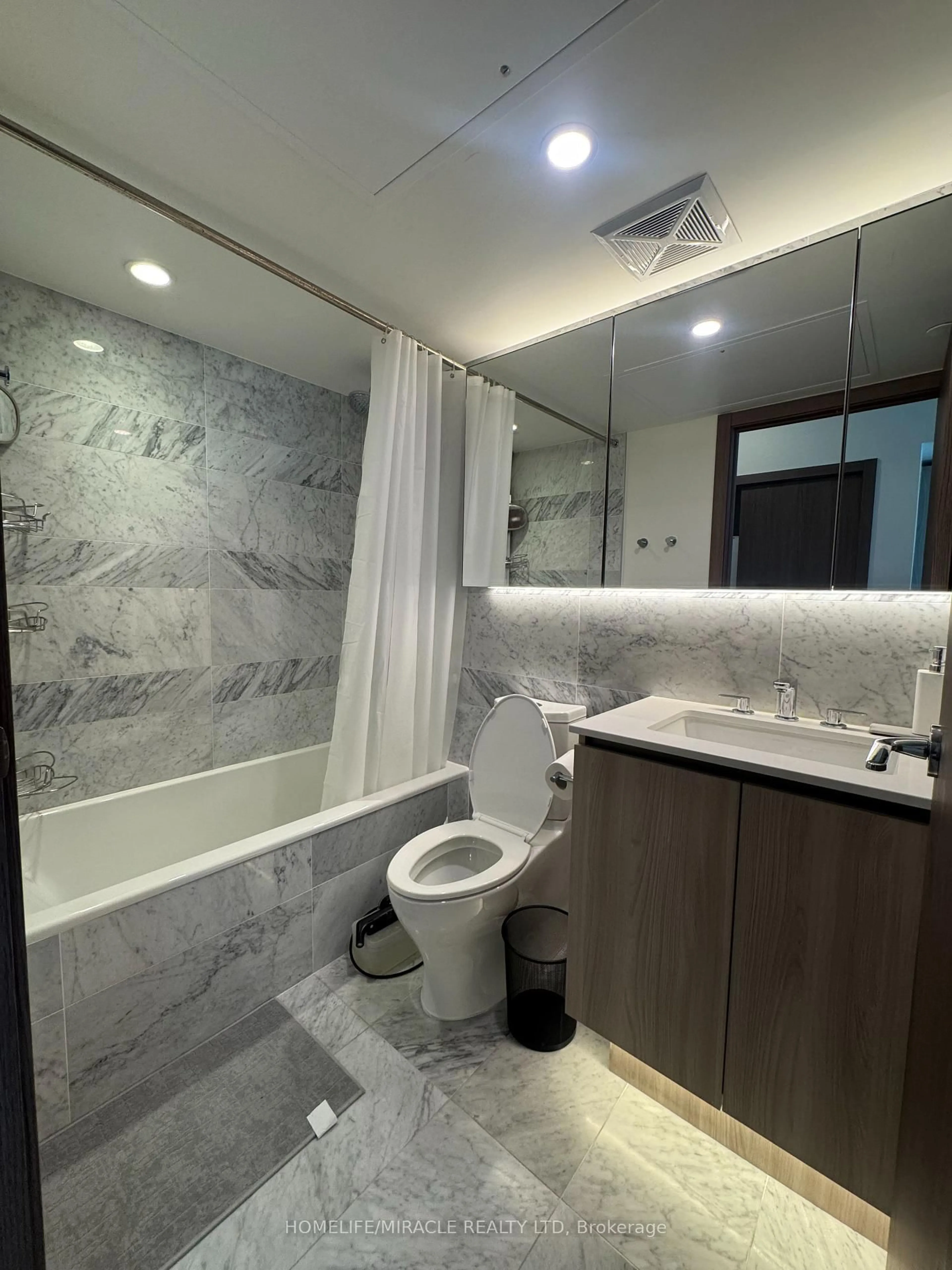 Standard bathroom, unknown for 19 Bathurst St #3909, Toronto Ontario M5V 0N2