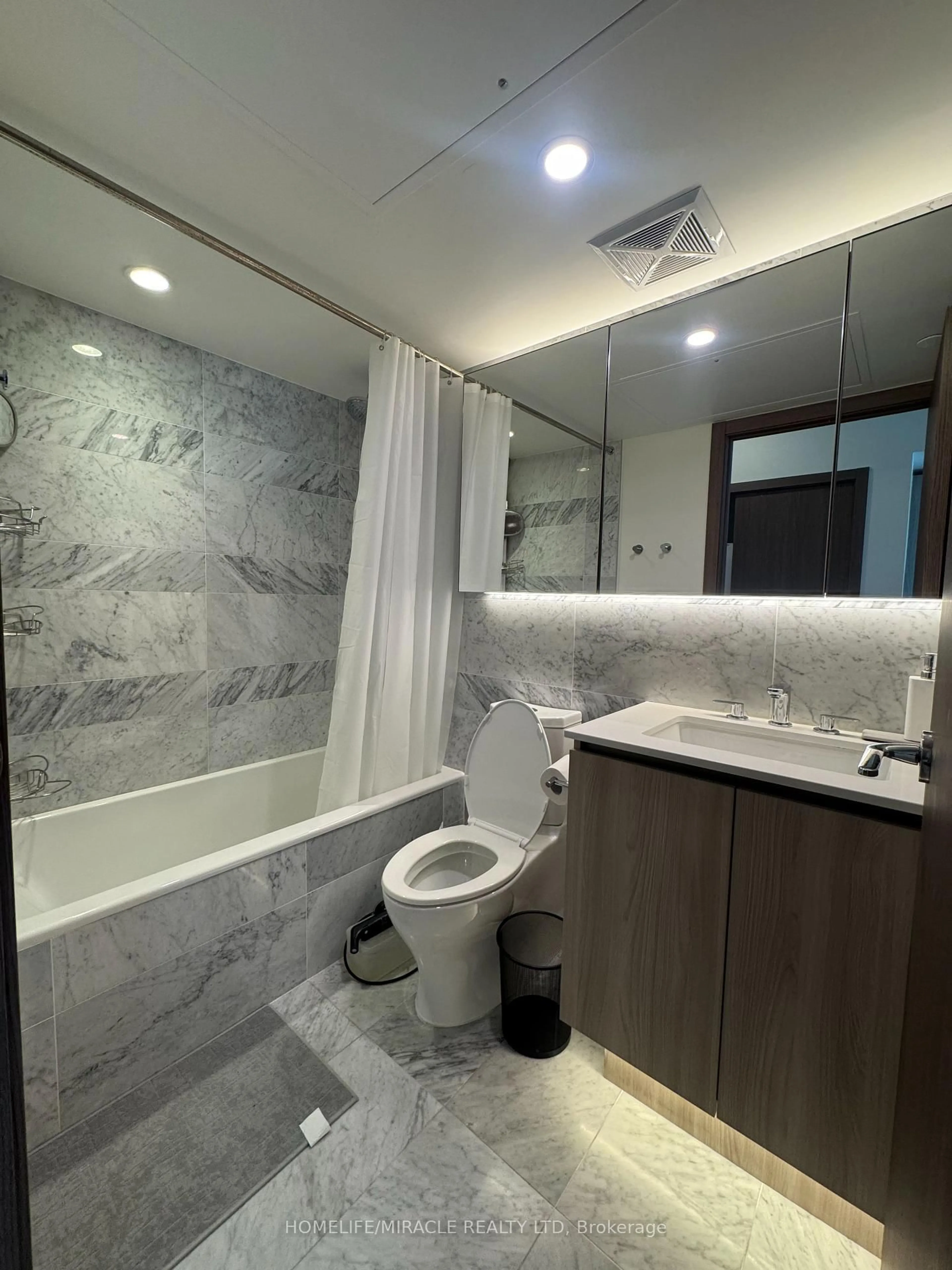 Standard bathroom, unknown for 19 Bathurst St #3909, Toronto Ontario M5V 0N2