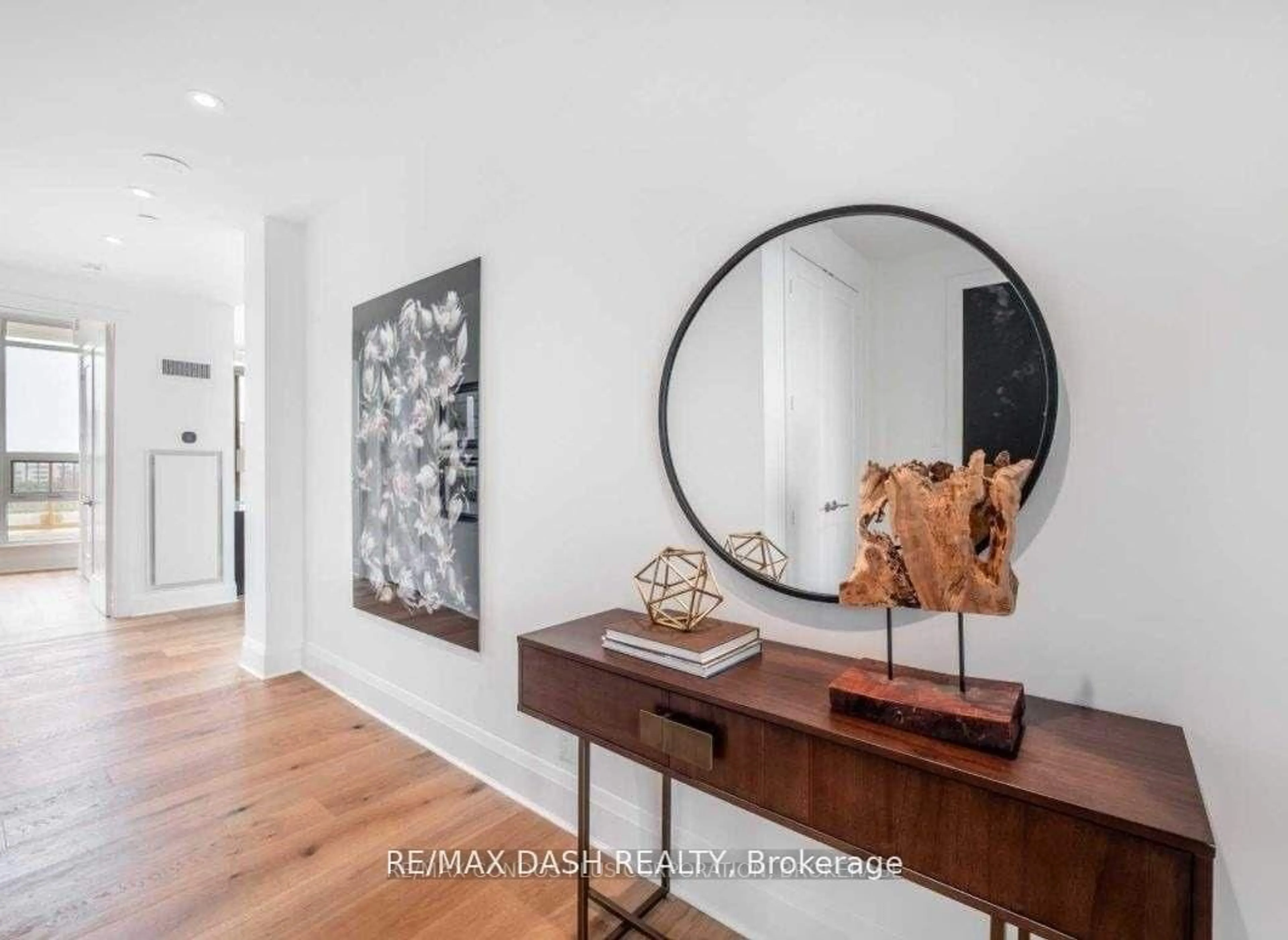 Indoor entryway for 151 Avenue Rd #806, Toronto Ontario M5R 2H7