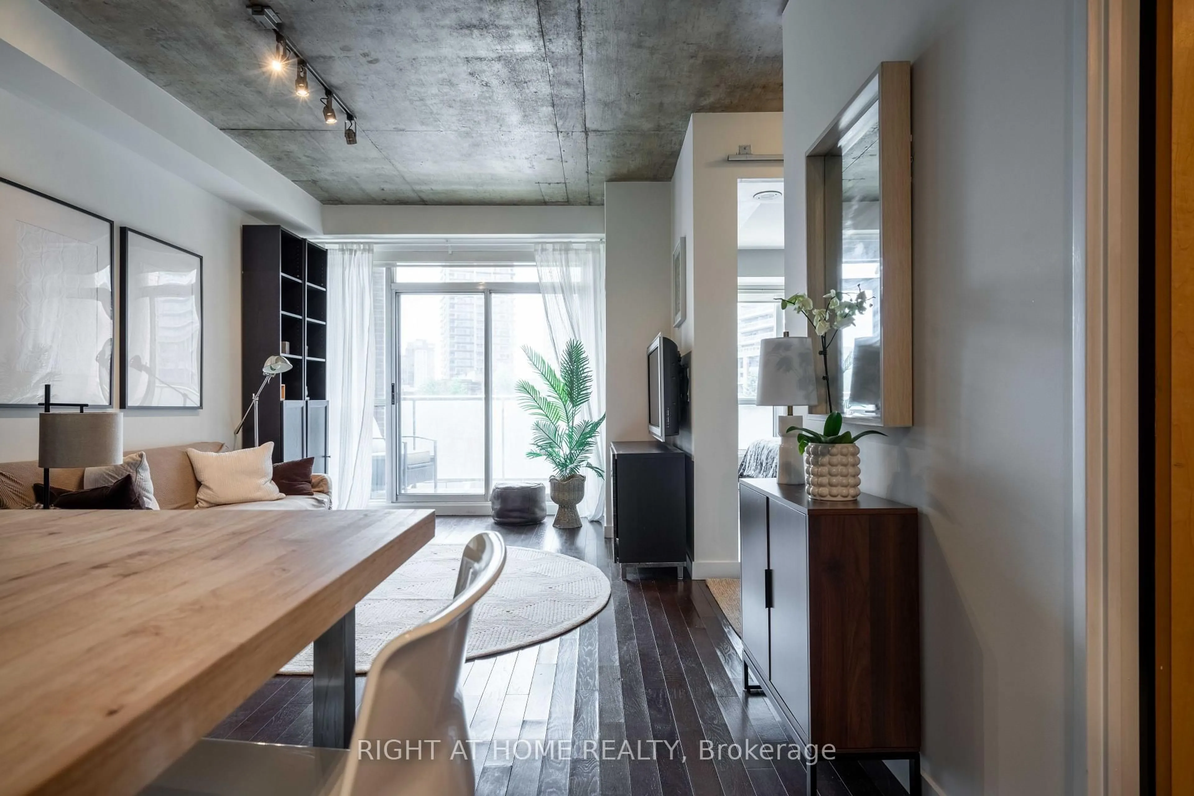 Indoor entryway for 1 Shaw St #413, Toronto Ontario M6K 0A1