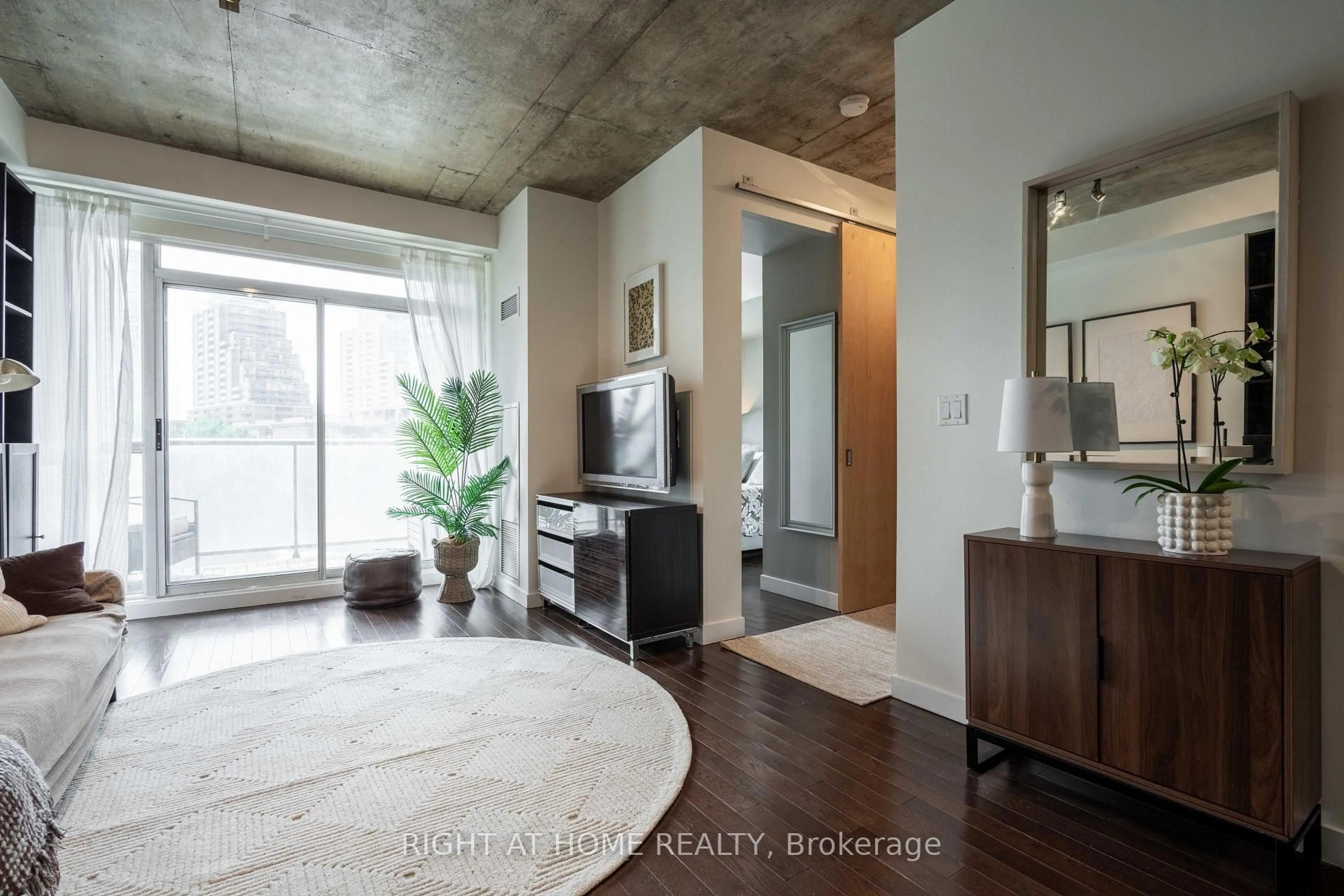Indoor entryway for 1 Shaw St #413, Toronto Ontario M6K 0A1