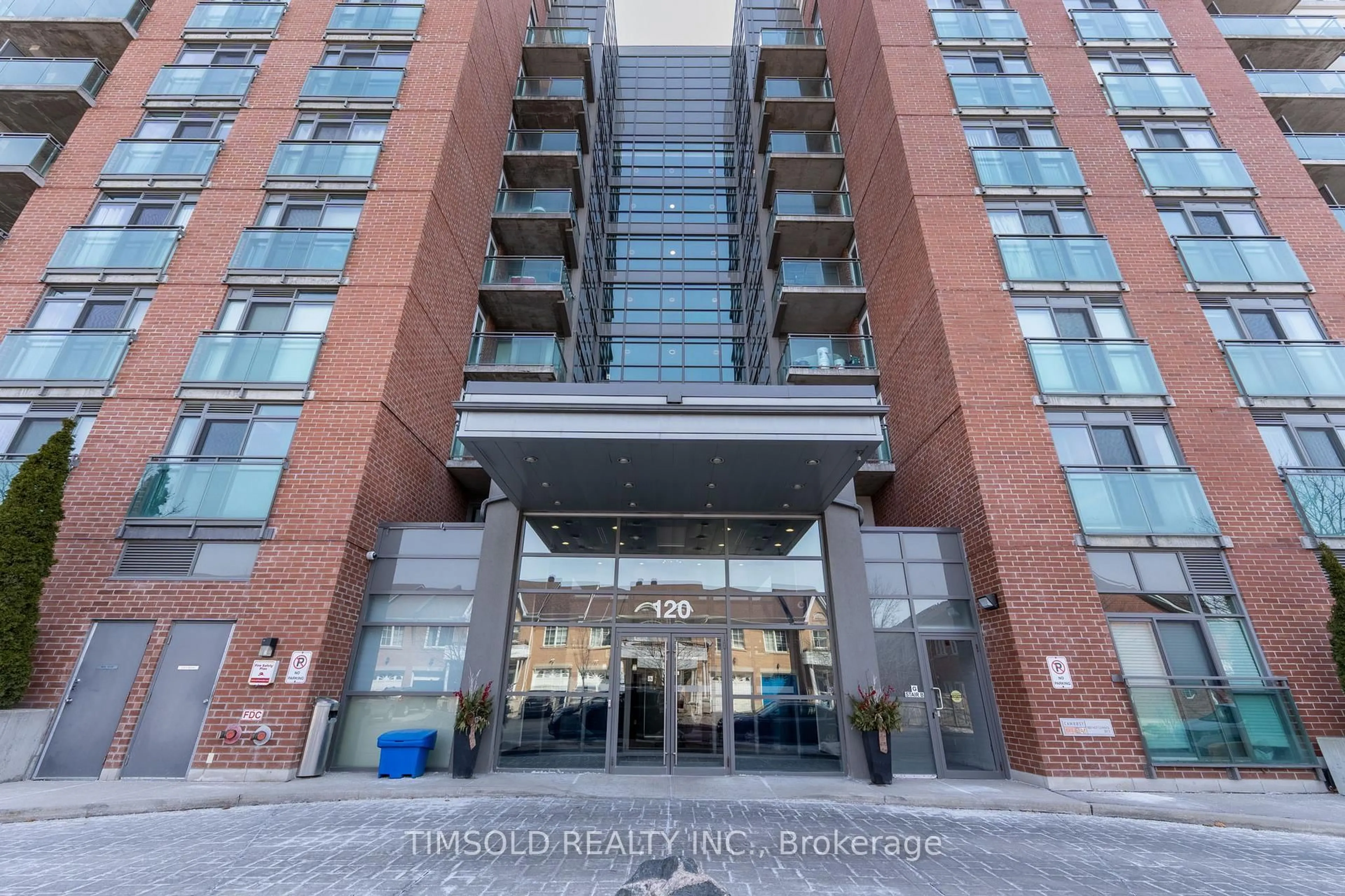 Indoor foyer for 120 Dallimore Circ #102, Toronto Ontario M3C 4J1