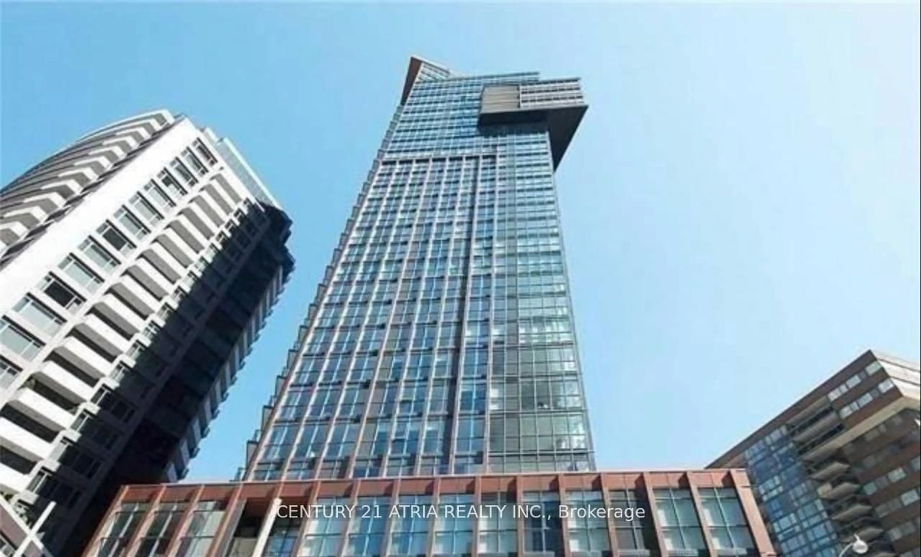 Indoor foyer for 32 Davenport Rd #3002, Toronto Ontario M5R 0B5