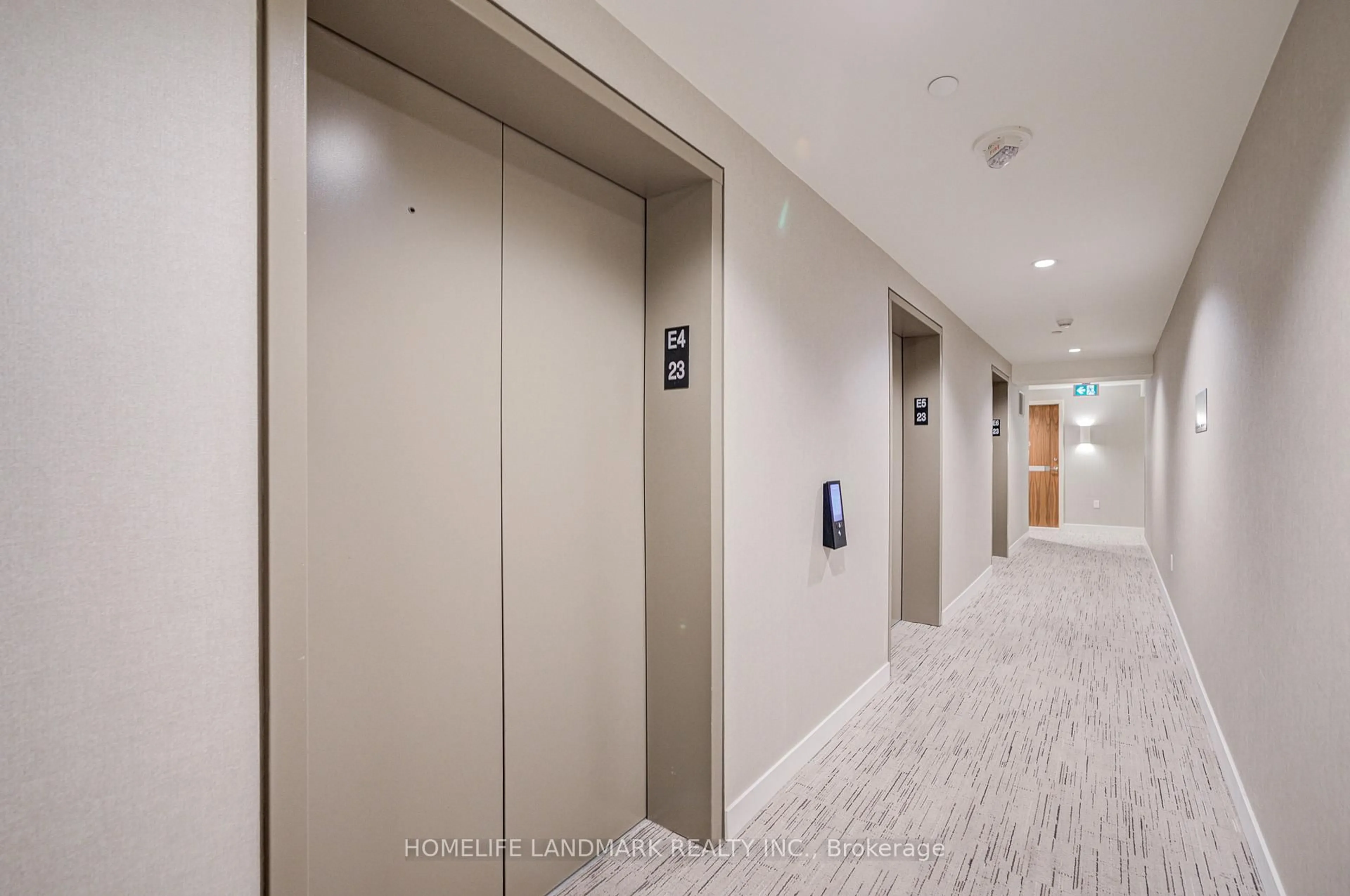 Indoor foyer for 85 Mcmahon Dr #2303, Toronto Ontario M2K 0E4