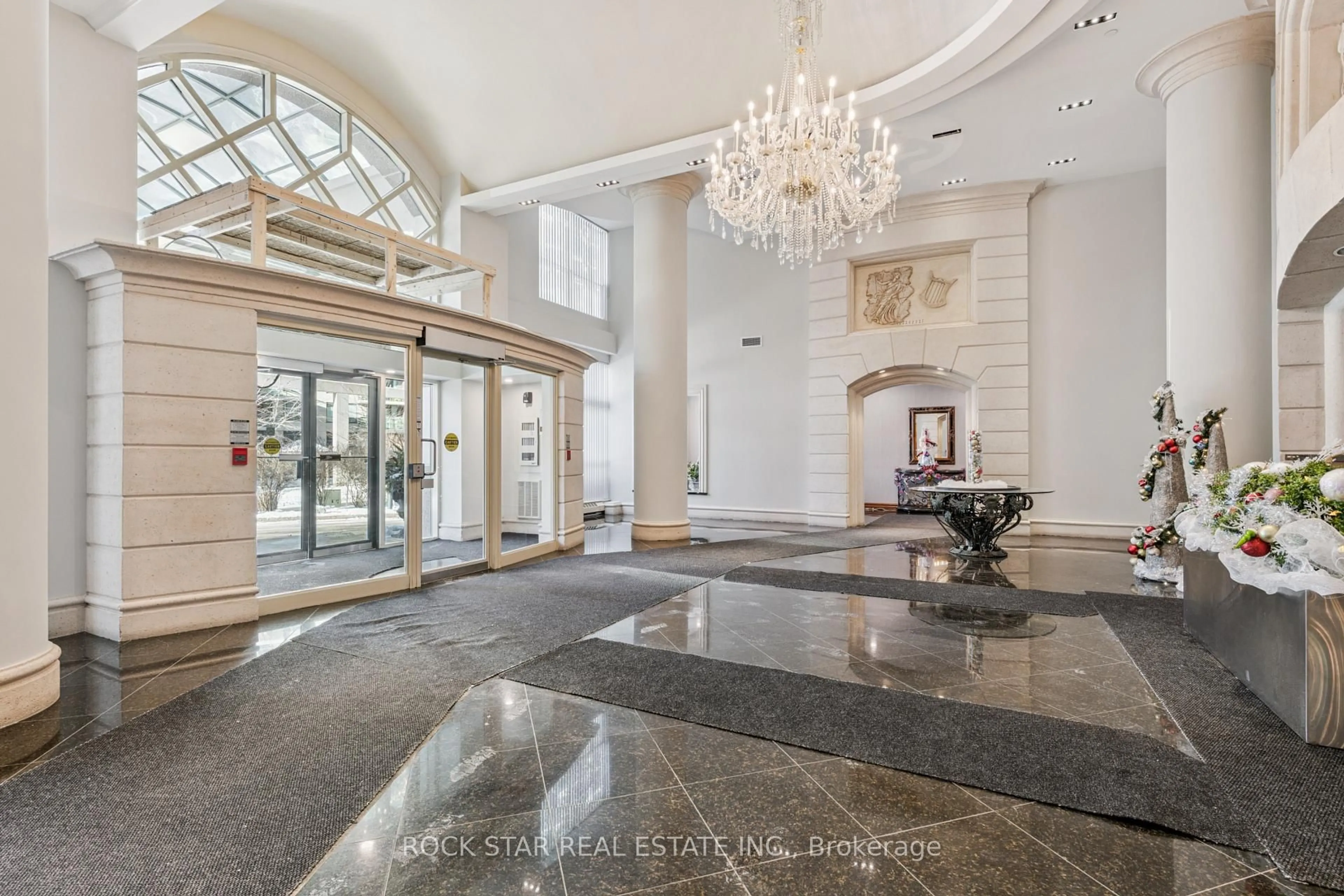 Indoor foyer for 23 Lorraine Dr #508, Toronto Ontario M2N 6Z6