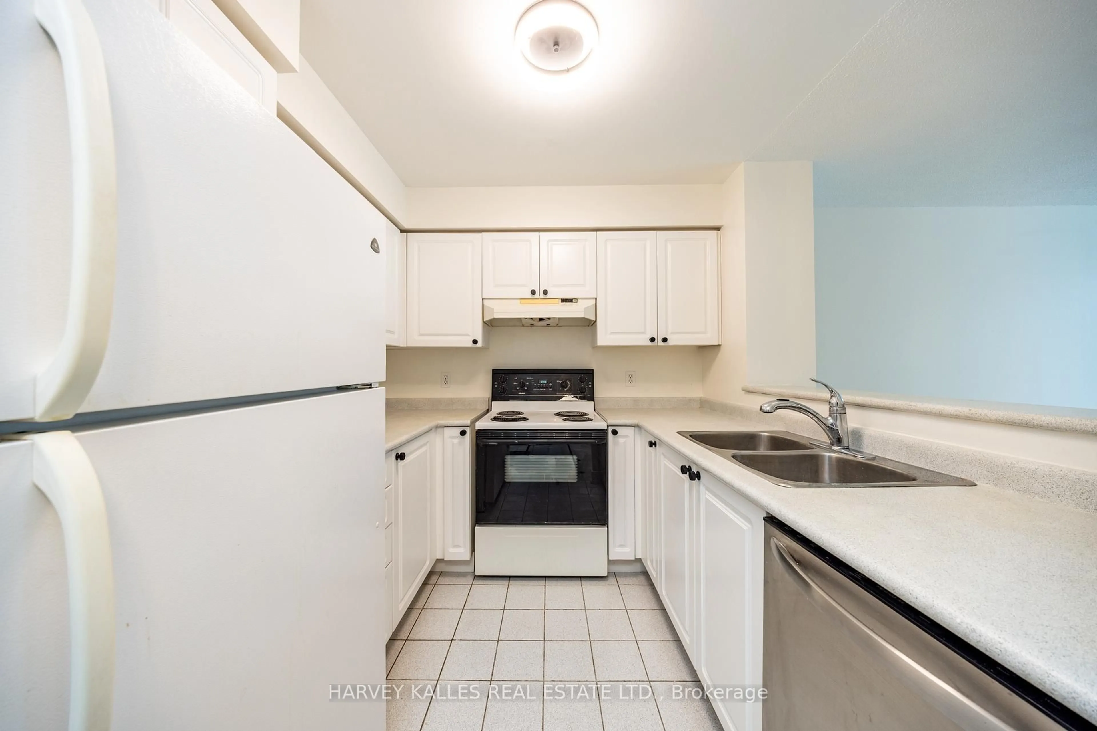 Standard kitchen, unknown for 28 Pemberton Ave #107, Toronto Ontario M2M 4L1