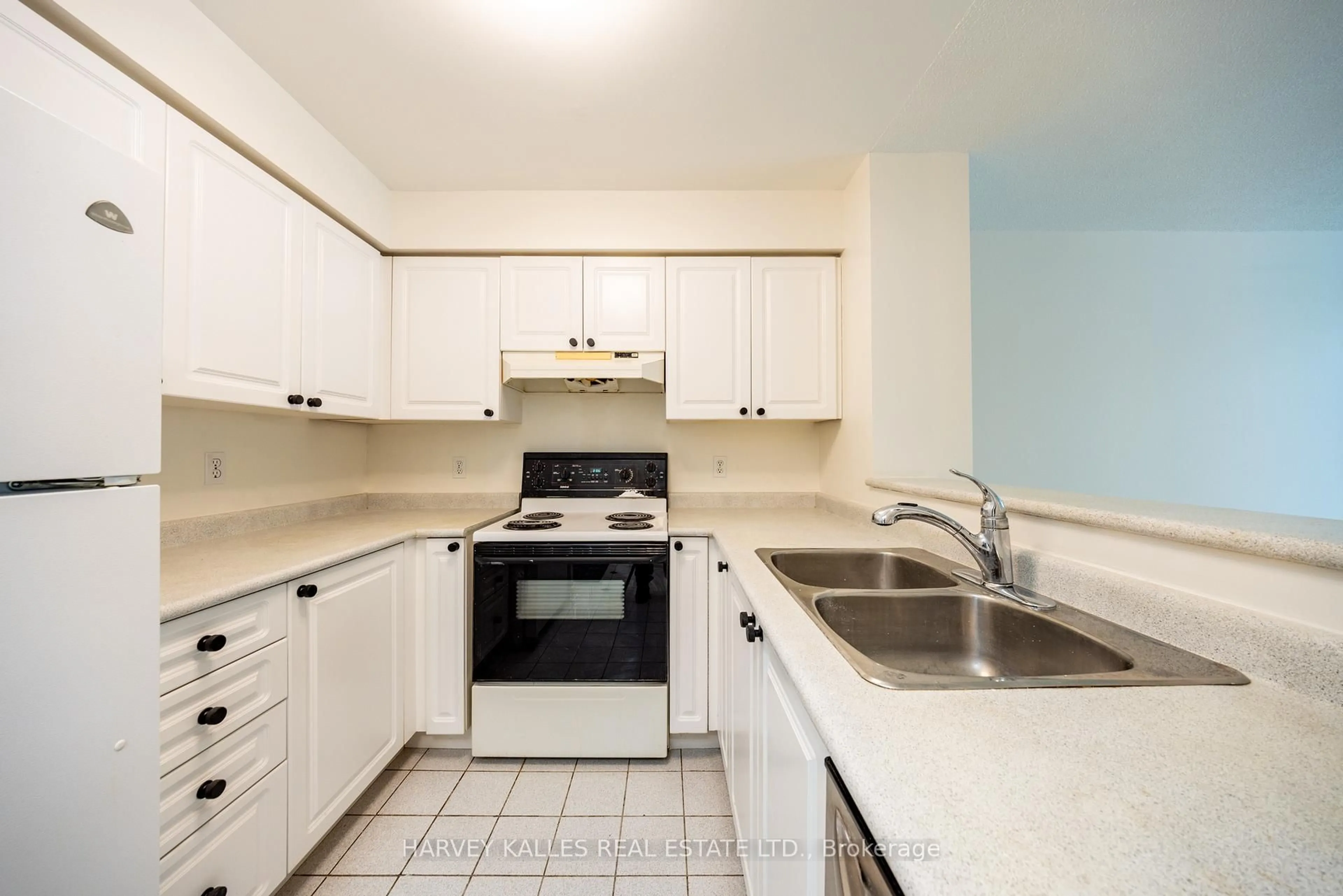 Standard kitchen, ceramic/tile floor for 28 Pemberton Ave #107, Toronto Ontario M2M 4L1