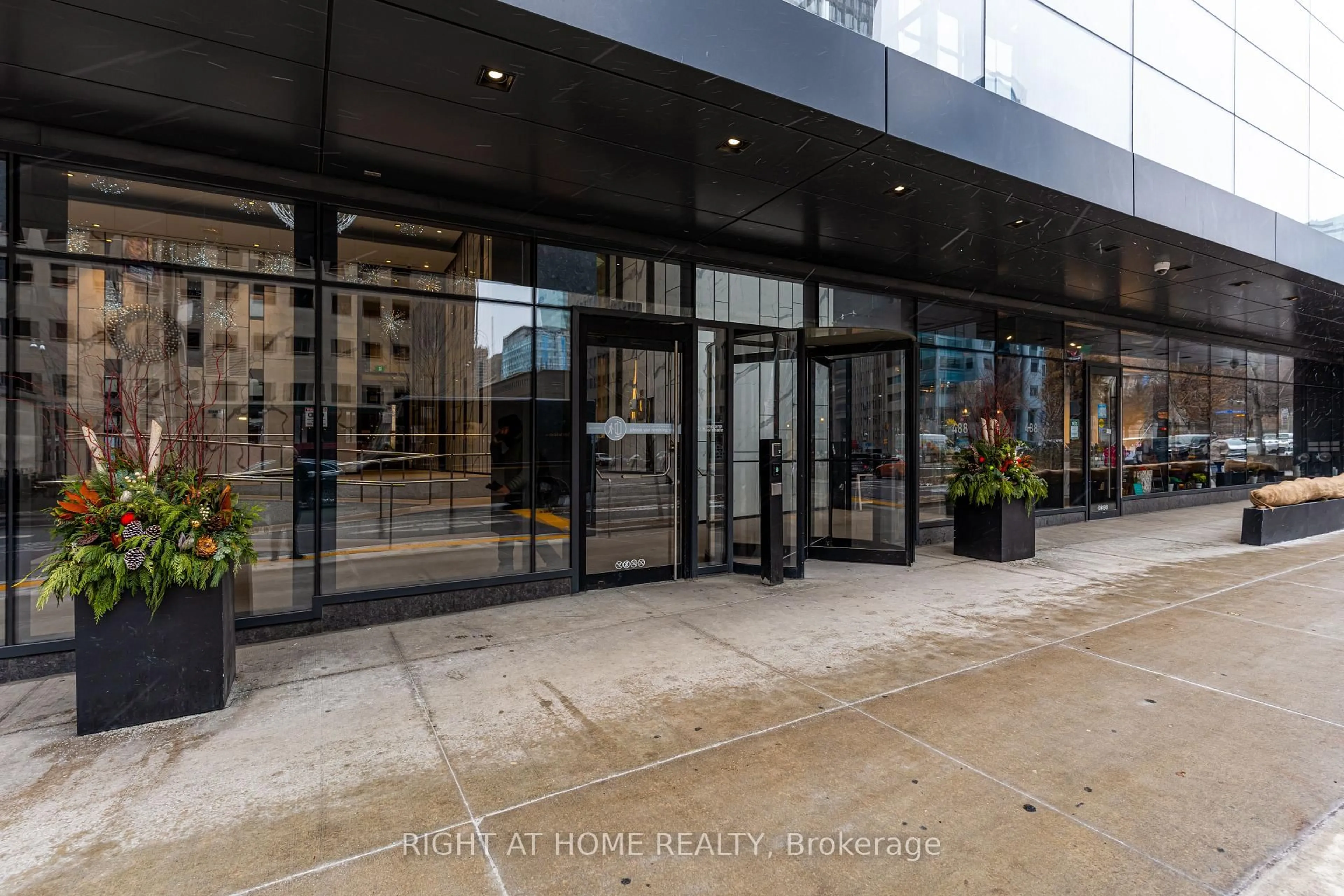 Indoor foyer for 488 UNIVERSITY Ave #4702, Toronto Ontario M5G 0C1
