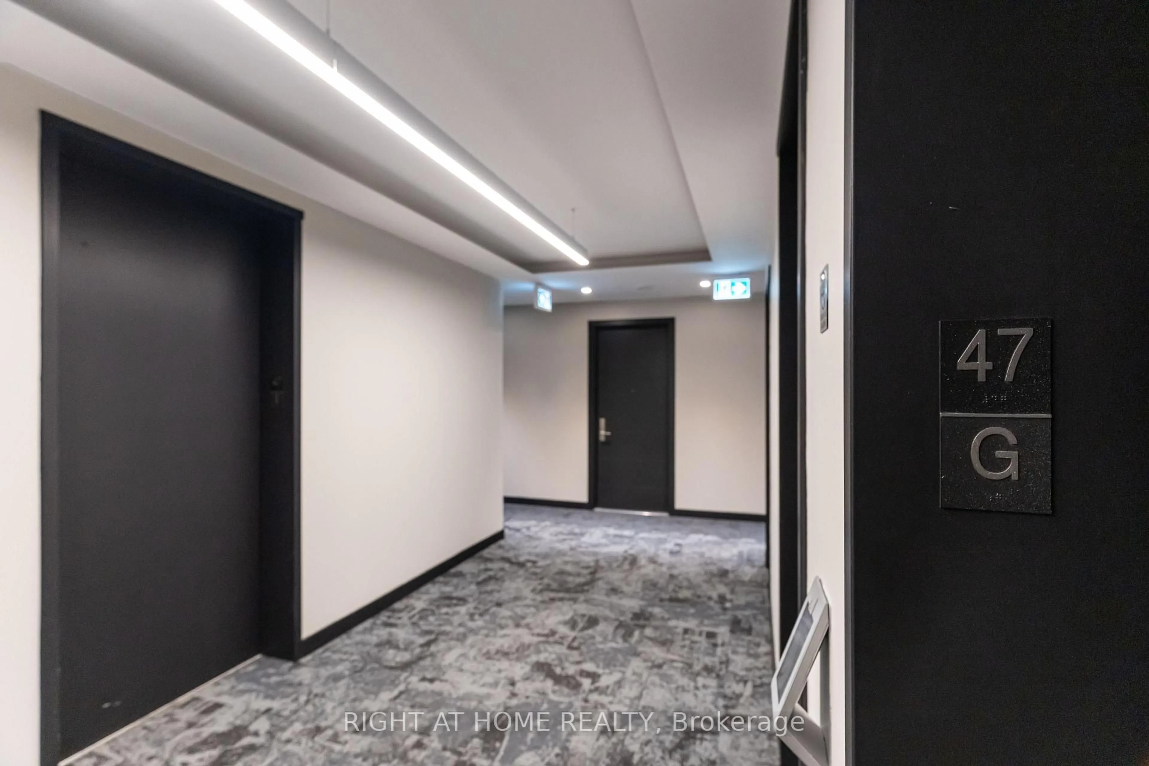 Indoor foyer for 488 UNIVERSITY Ave #4702, Toronto Ontario M5G 0C1