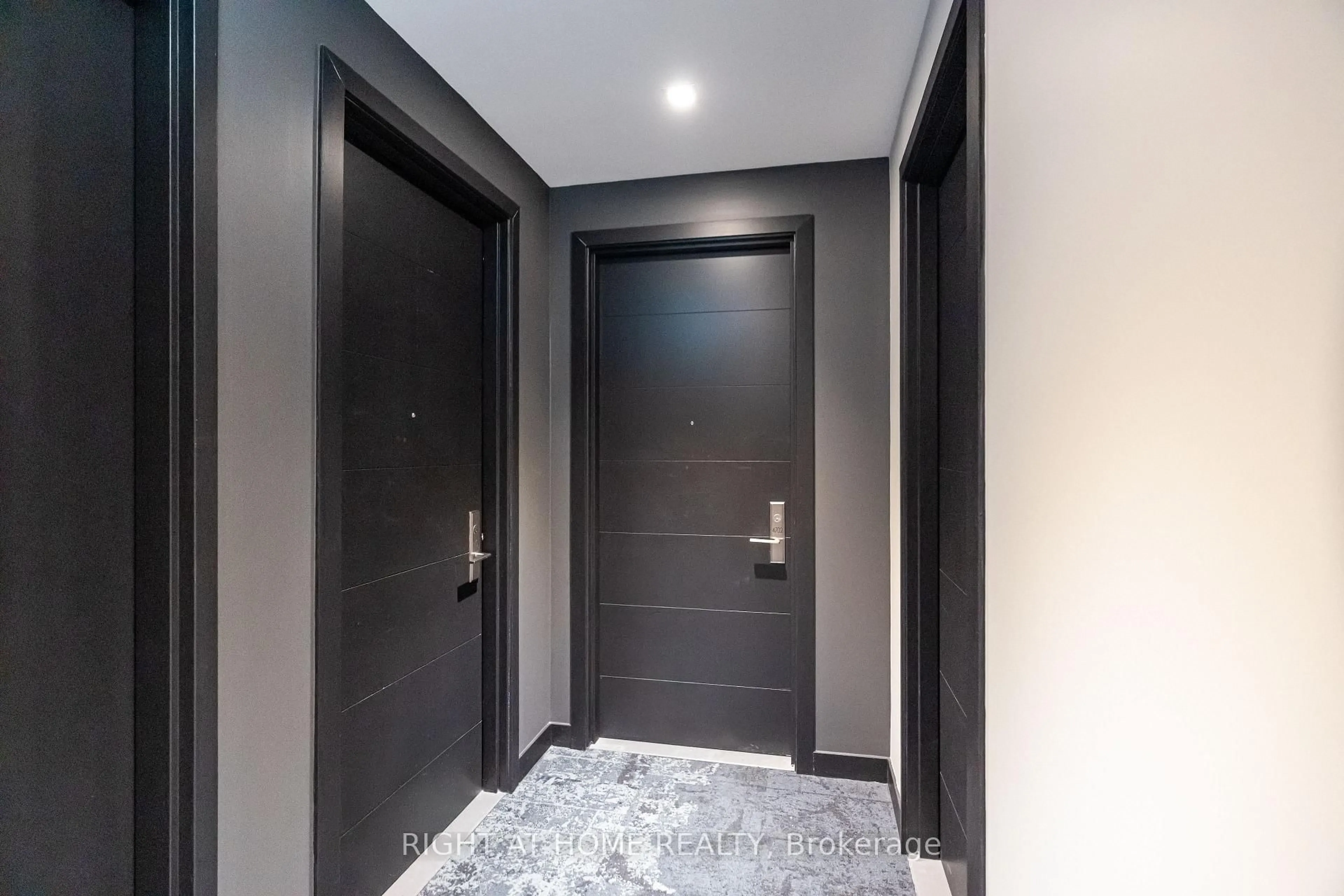 Indoor foyer for 488 UNIVERSITY Ave #4702, Toronto Ontario M5G 0C1