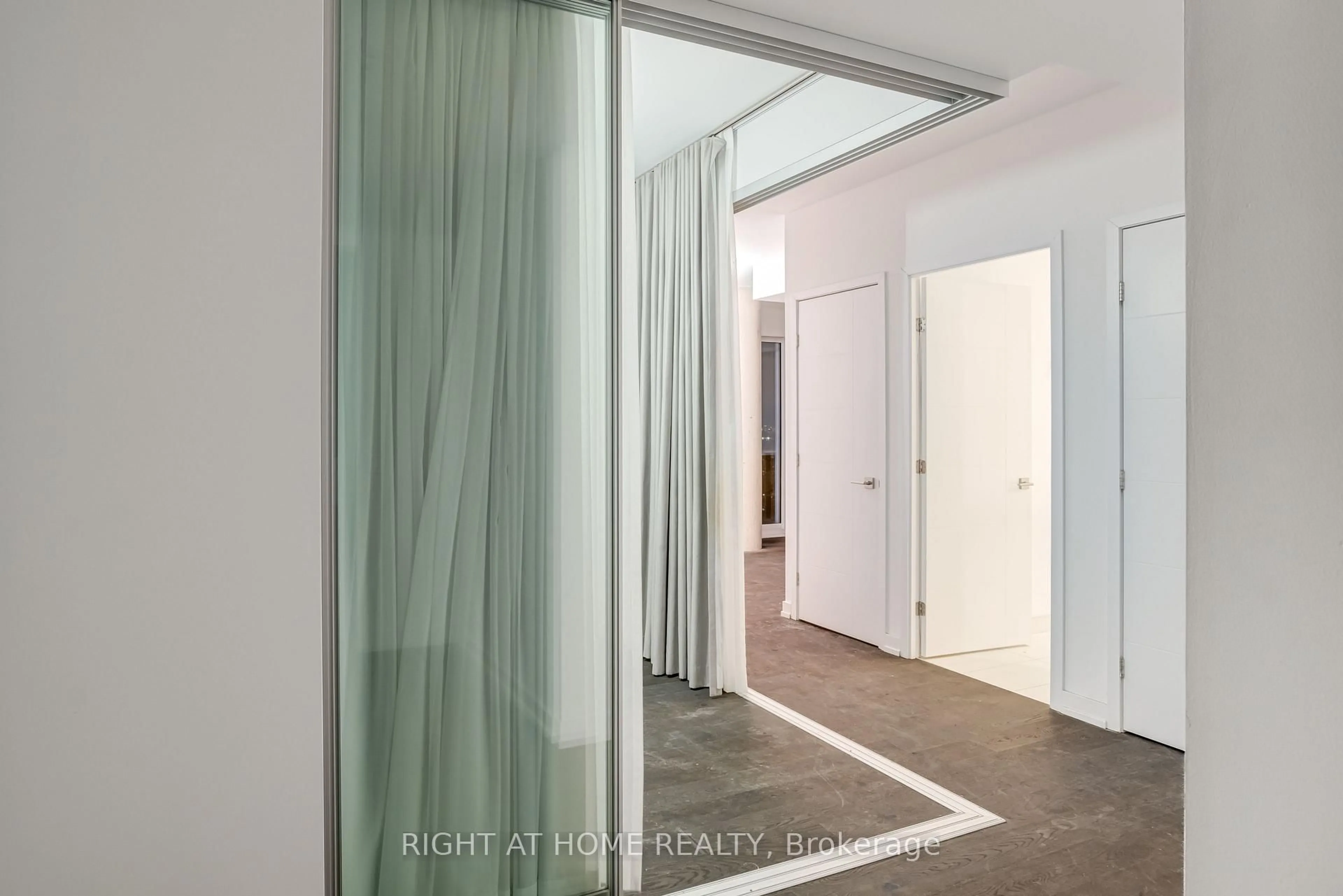 Unknown for 488 UNIVERSITY Ave #4702, Toronto Ontario M5G 0C1