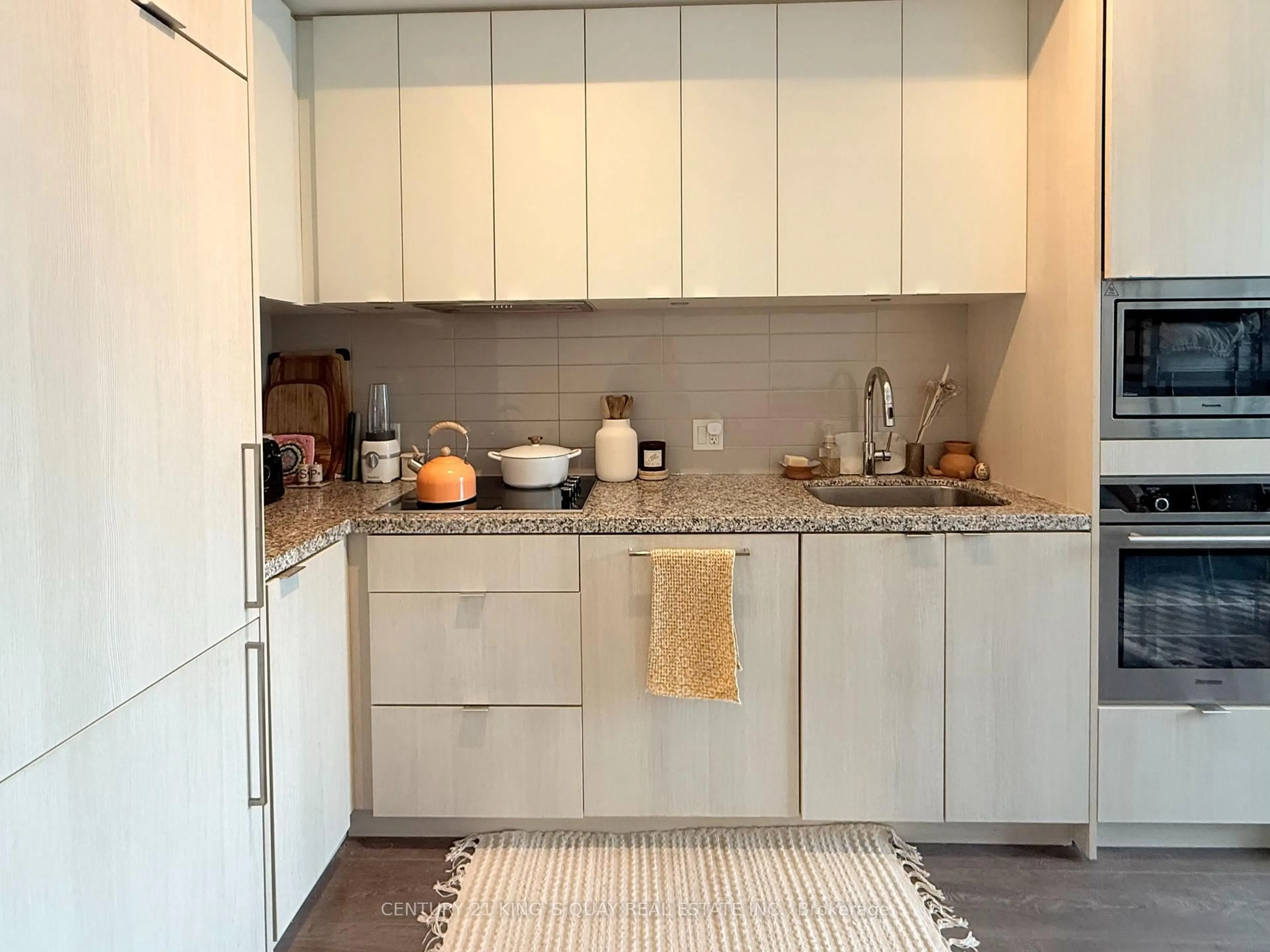 Standard kitchen, unknown for 115 Blue Jay Way #5007, Toronto Ontario M5V 0N4