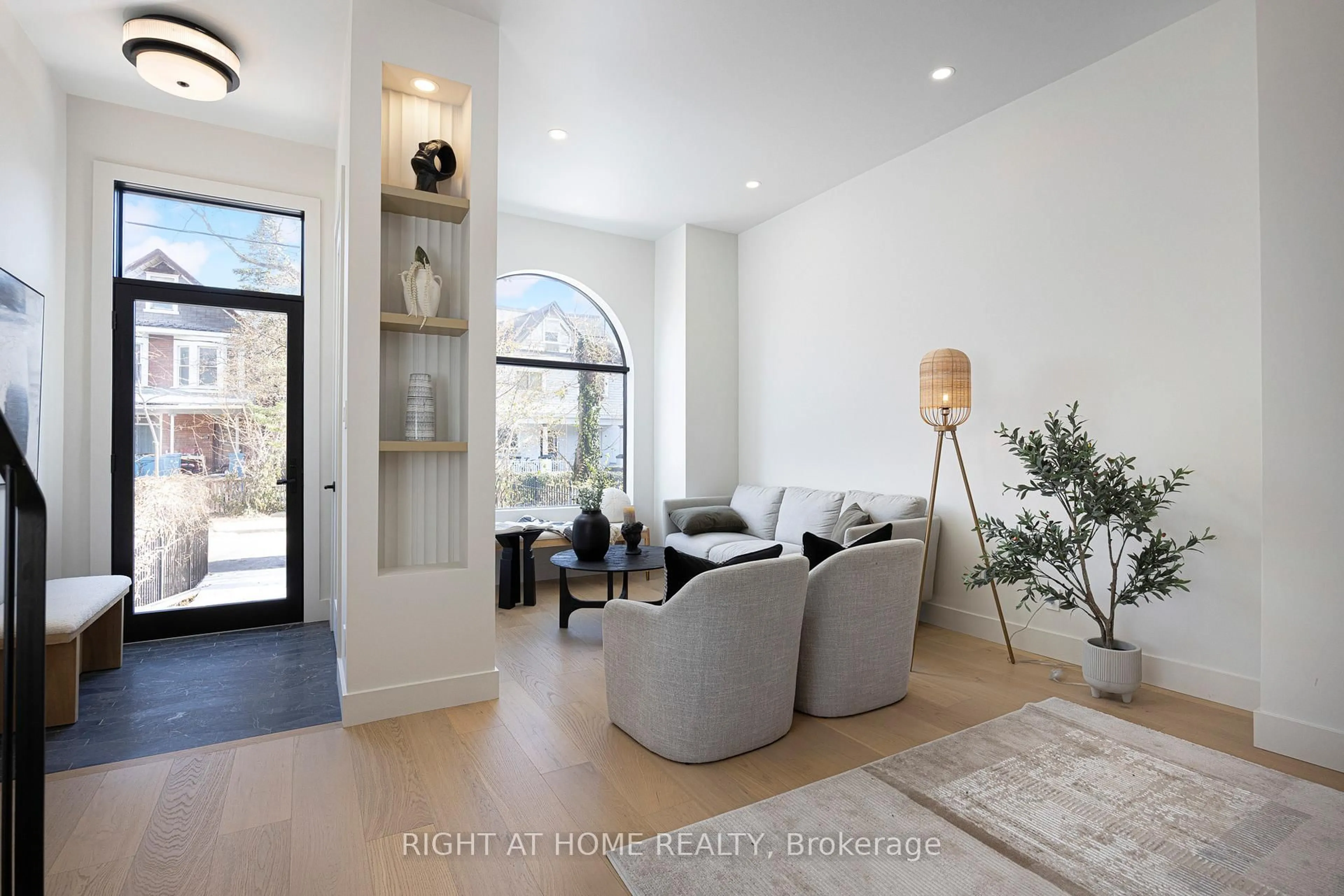 Living room with furniture, unknown for 292 Borden St, Toronto Ontario M5S 2N6