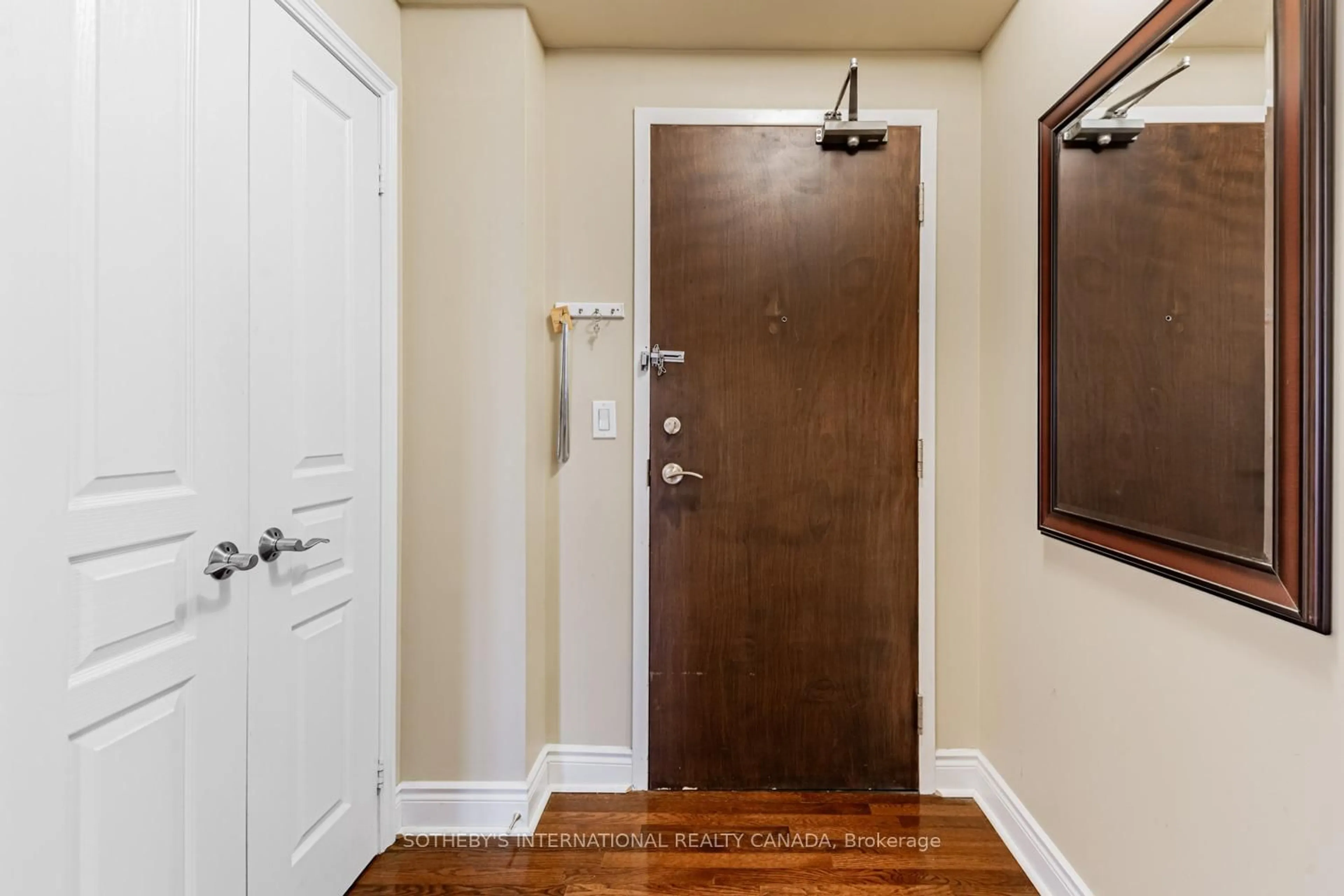 Indoor entryway for 10 Delisle Ave #907, Toronto Ontario M4V 3C6