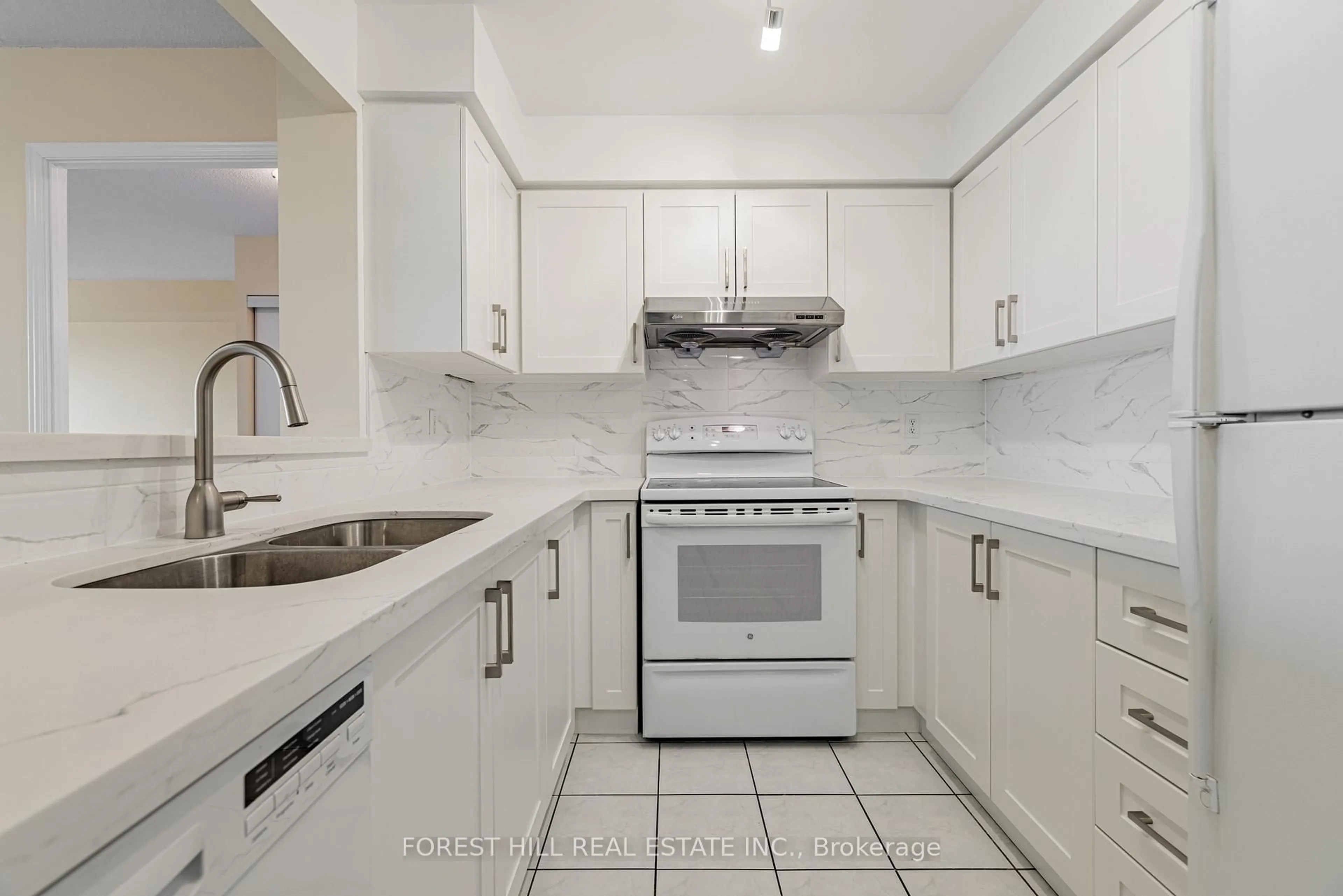 Standard kitchen, ceramic/tile floor for 39 Pemberton Ave #511, Toronto Ontario M2M 4L6