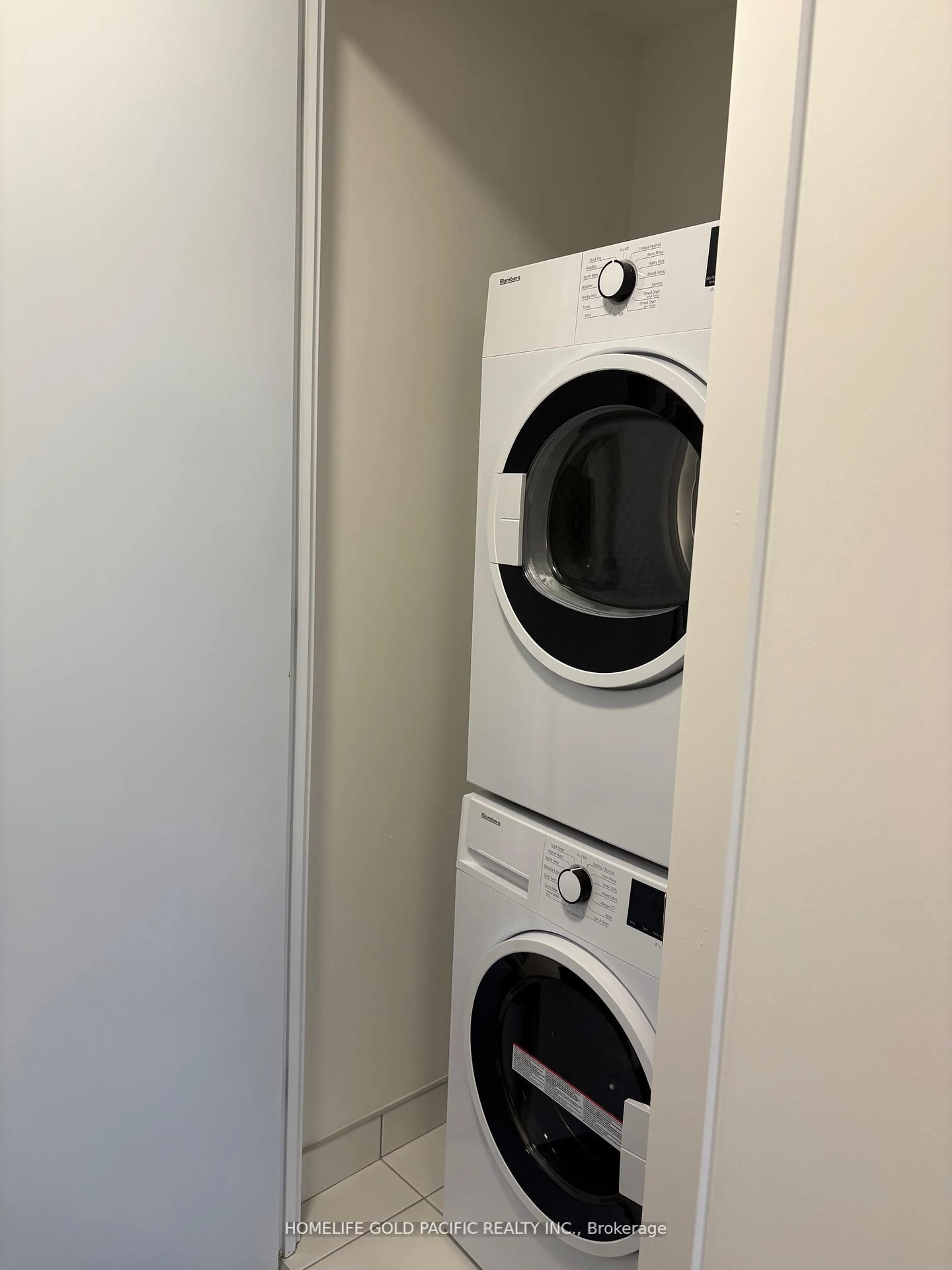 Laundry room for 9 Tecumseth St #906, Toronto Ontario M5V 0S5
