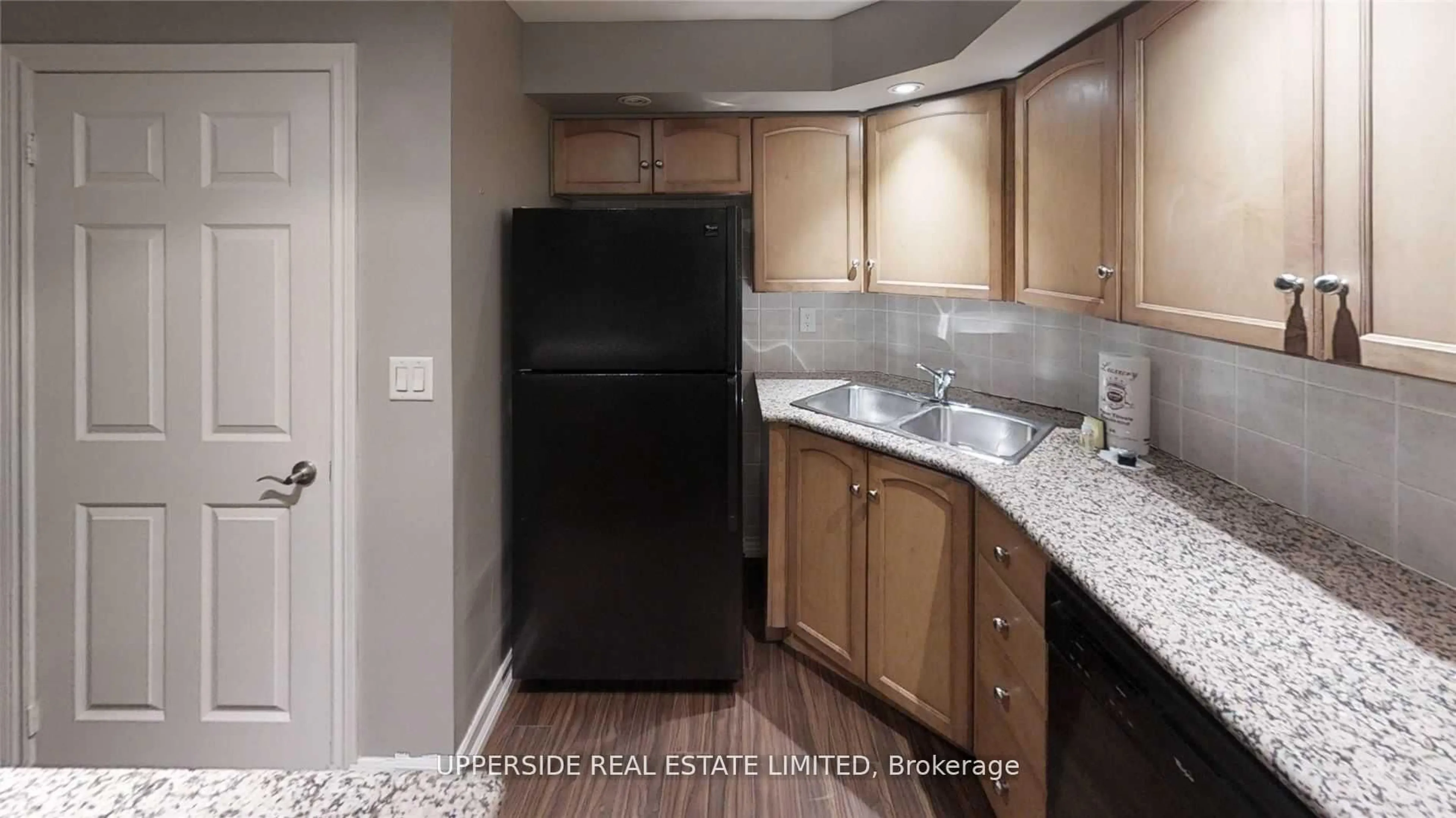 Standard kitchen, unknown for 250 Wellington St #628, Toronto Ontario M5V 3P6