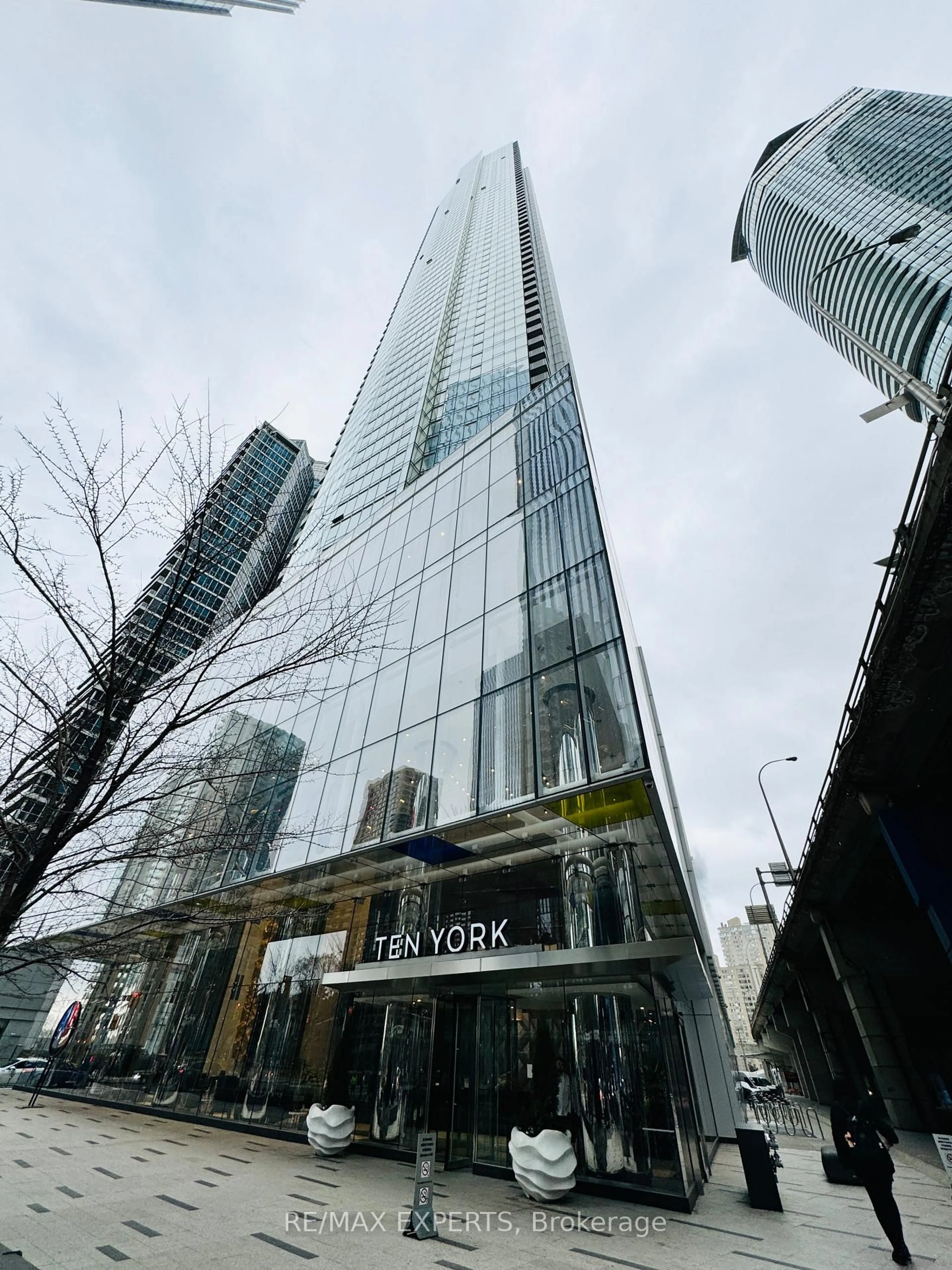 Indoor foyer for 10 York St #1106, Toronto Ontario M5J 2Z2